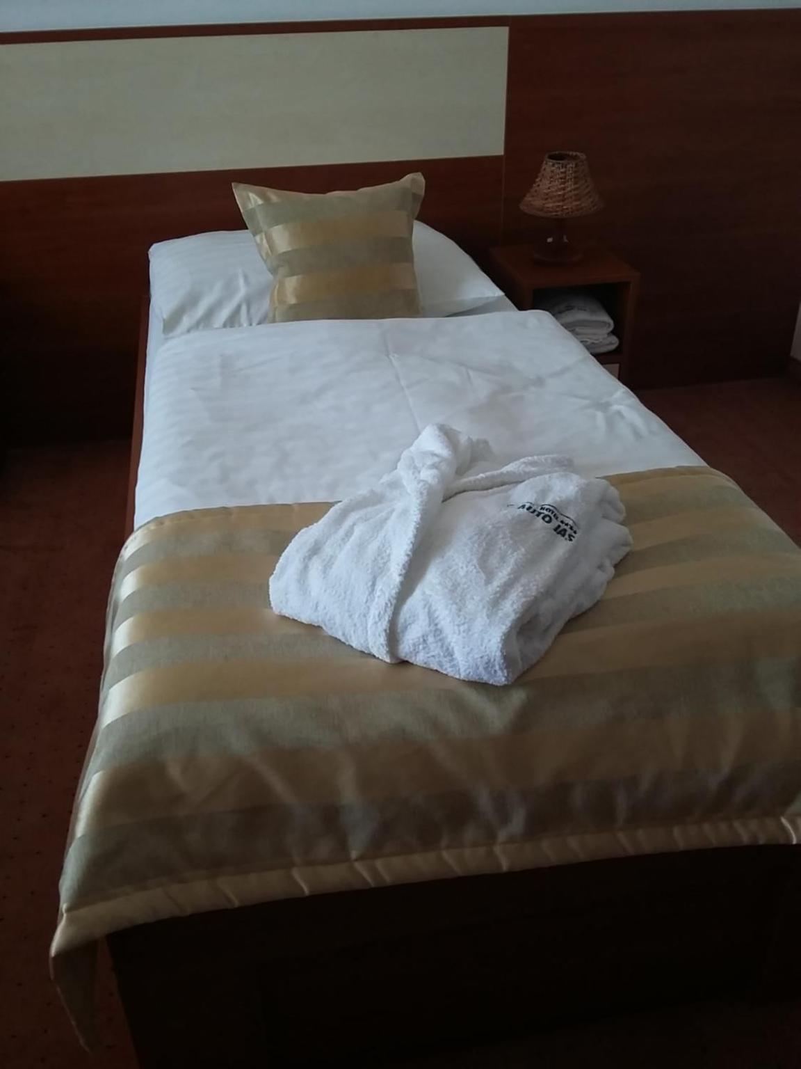 Standard Twin Room - Photo 3