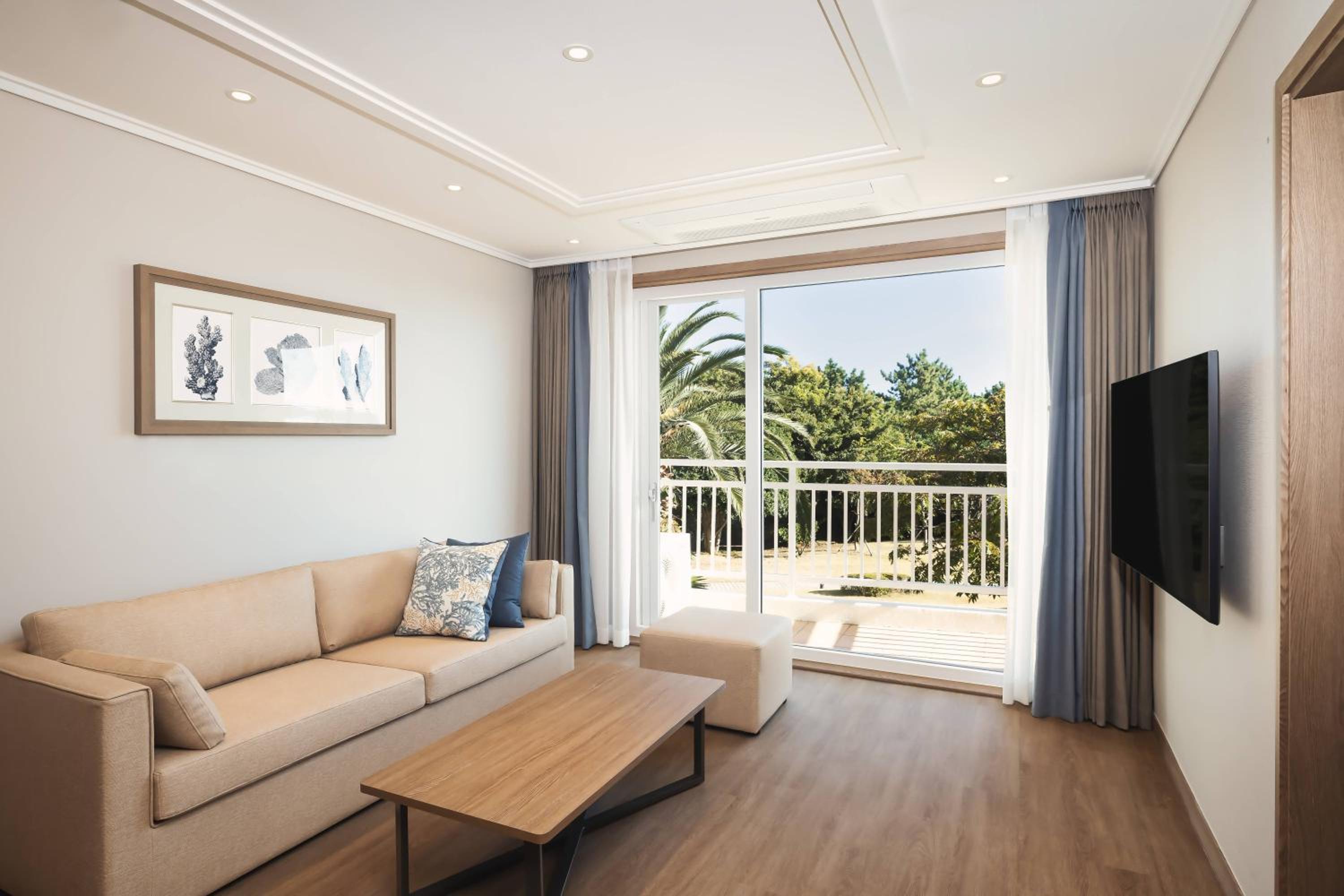 Kensington Premier - Fully Renovated Room, Free Mini-bar photo 1