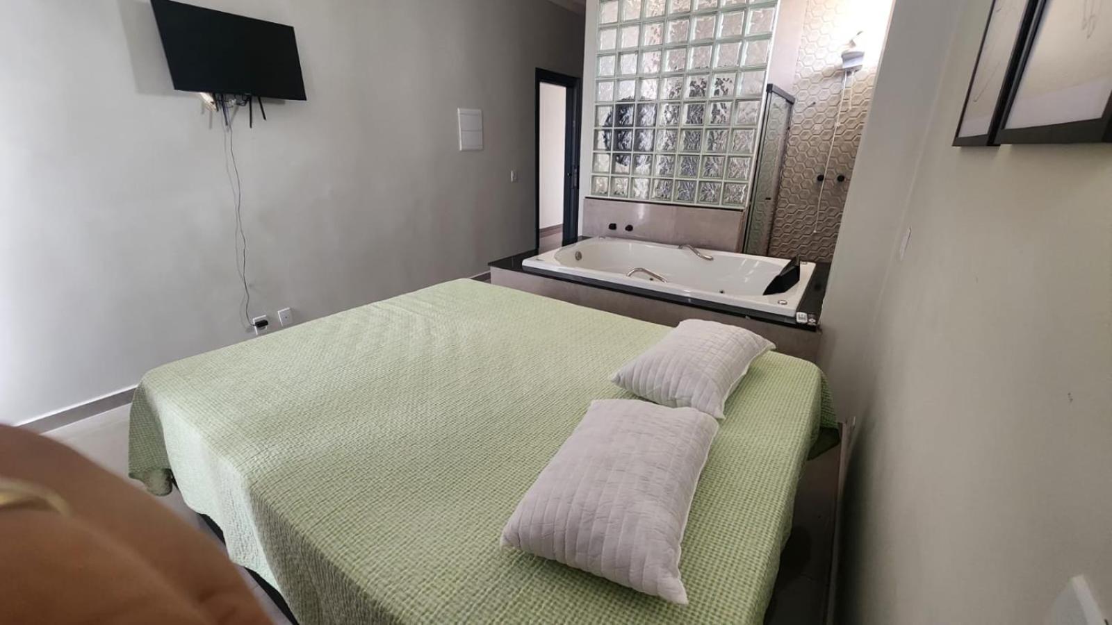 Queen Suite with Spa Bath