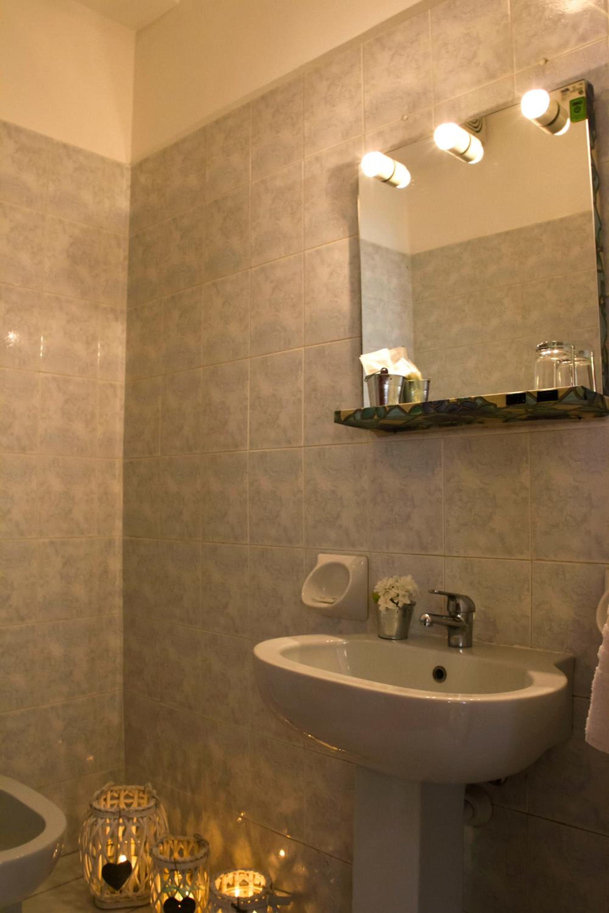 Double Room with Balcony - Photo 10