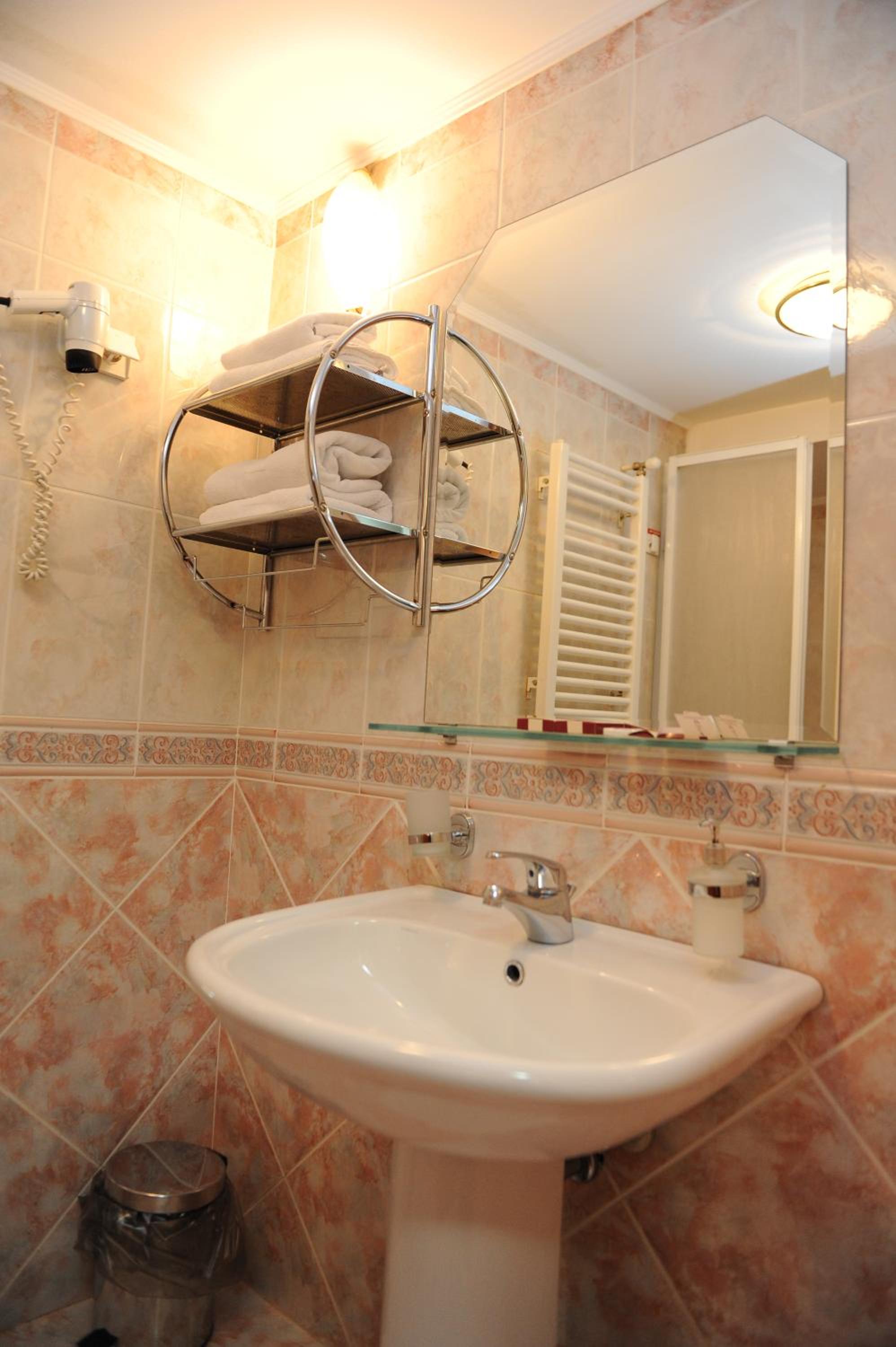 Double or Twin Room - Photo 3
