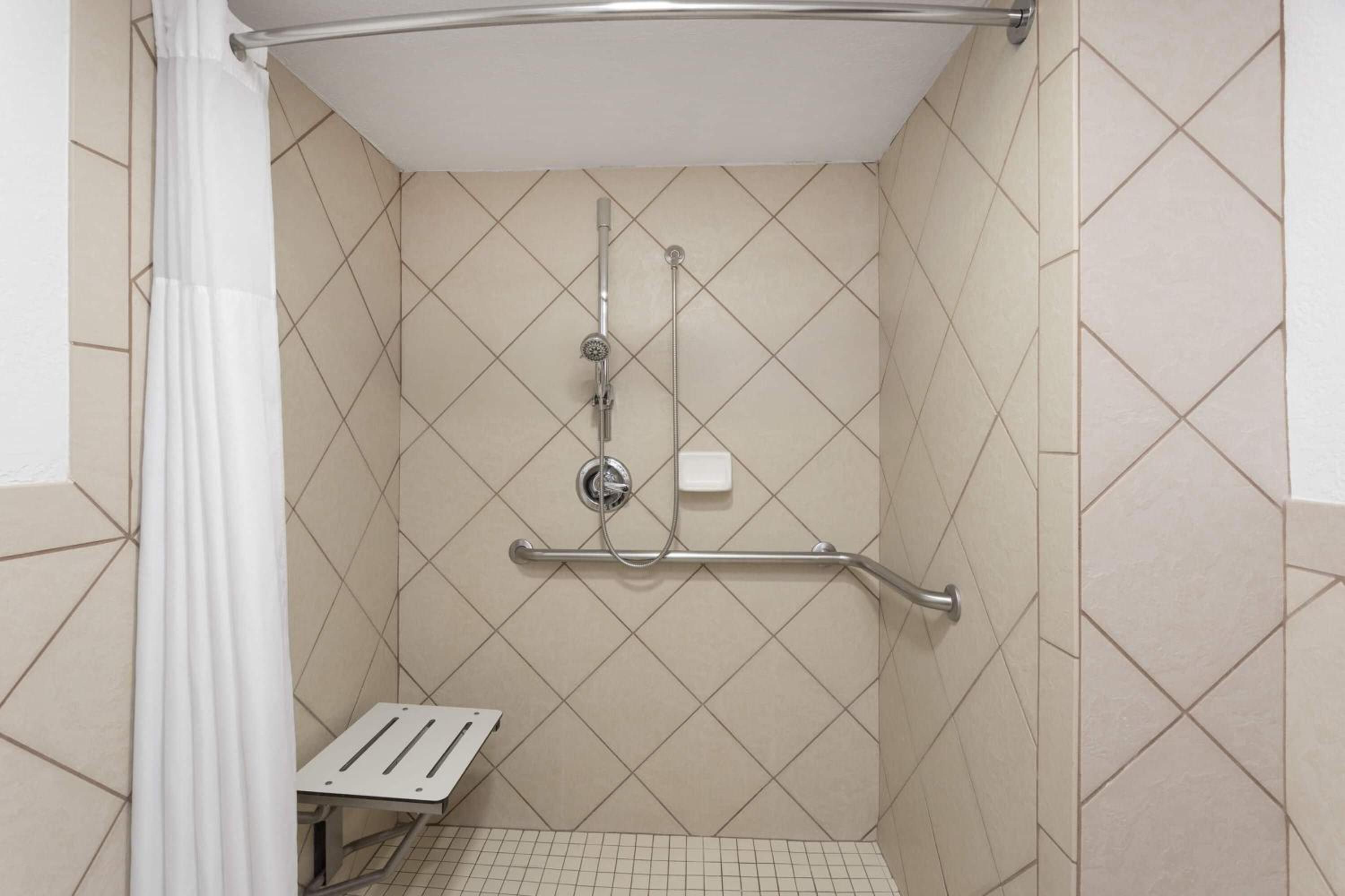 Deluxe Queen Room with Roll-In Shower - Mobility Accessible/Non-Smoking photo 1
