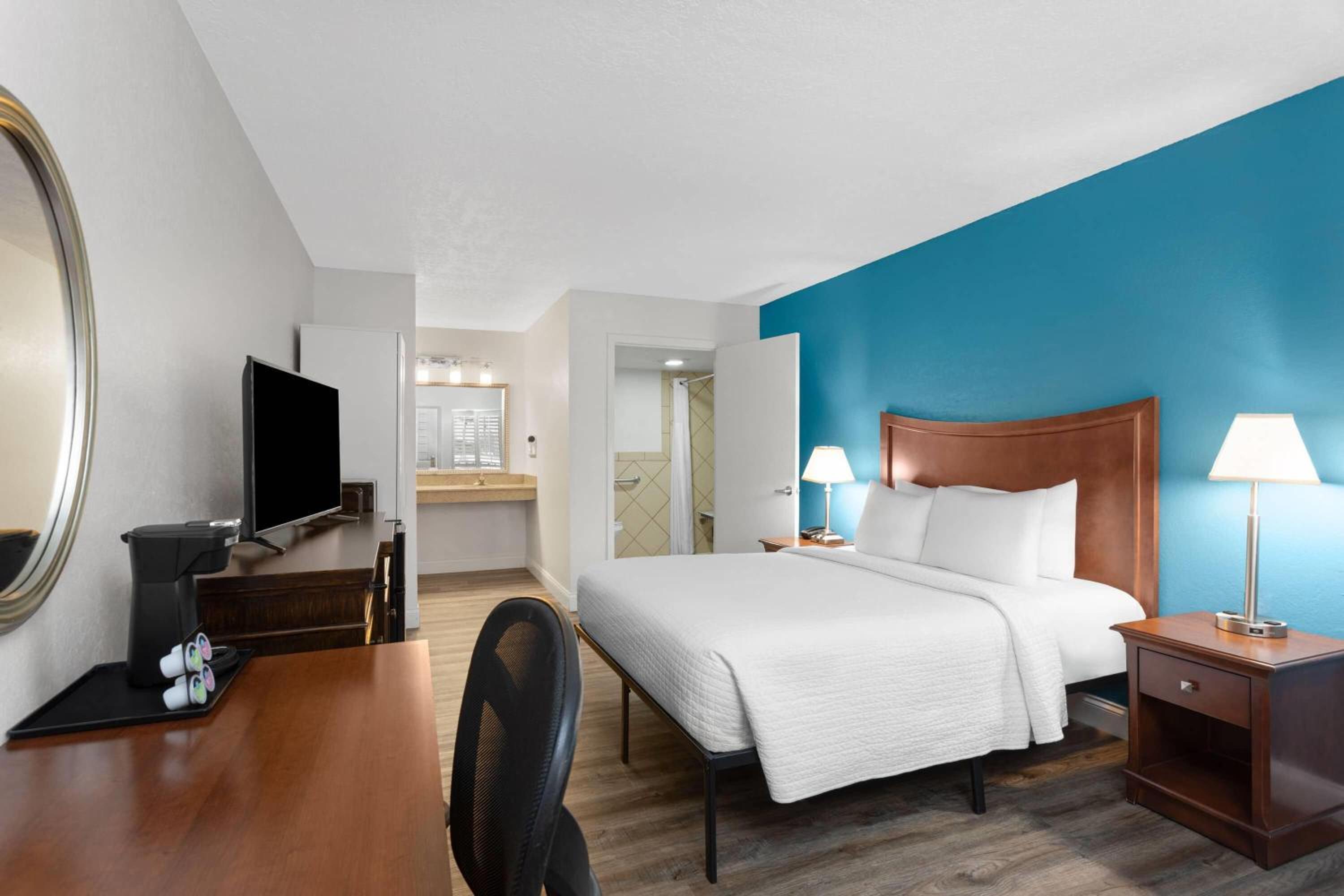 Deluxe Queen Room with Roll-In Shower - Mobility Accessible/Non-Smoking photo 2