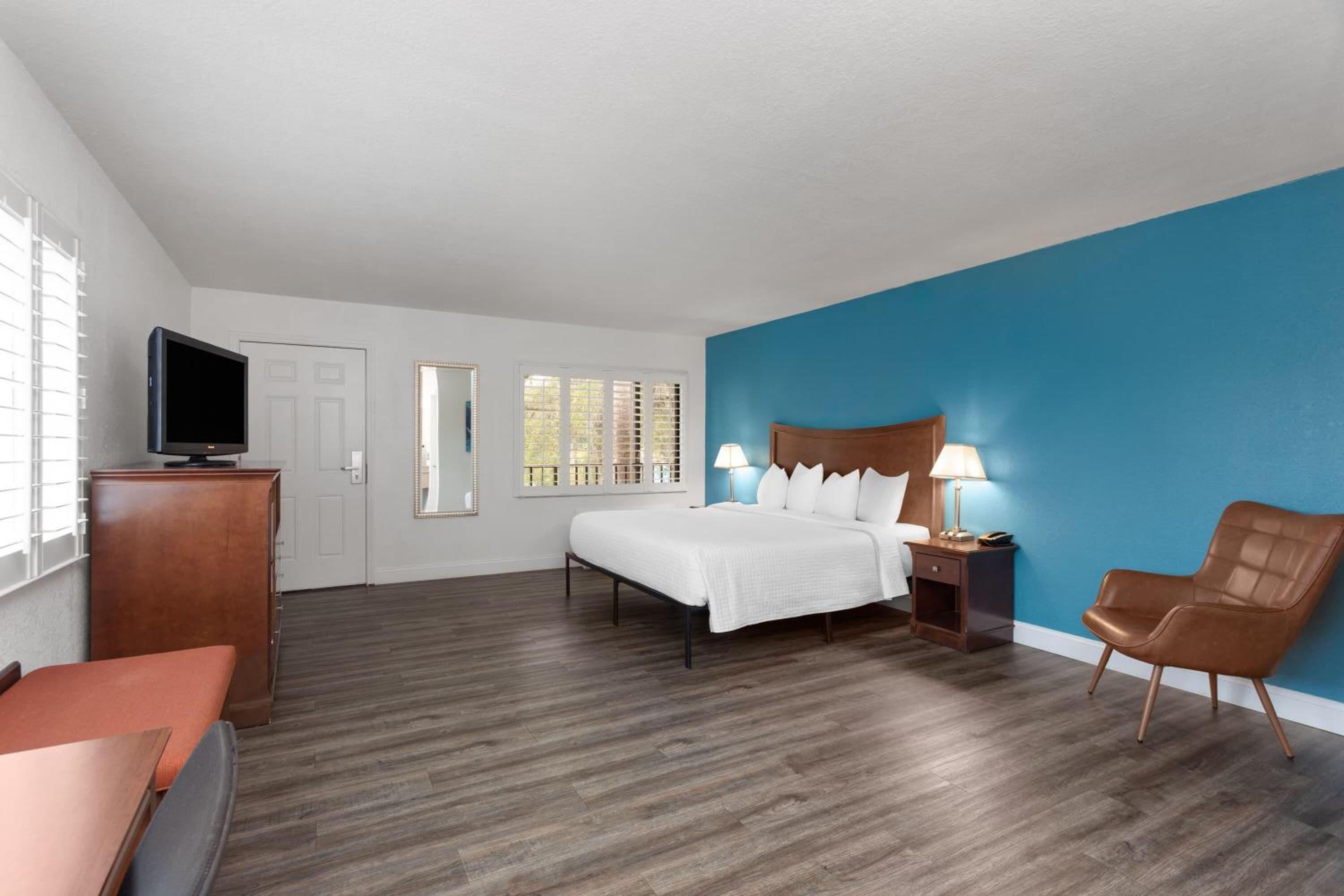 King Room - Non-Smoking photo 3