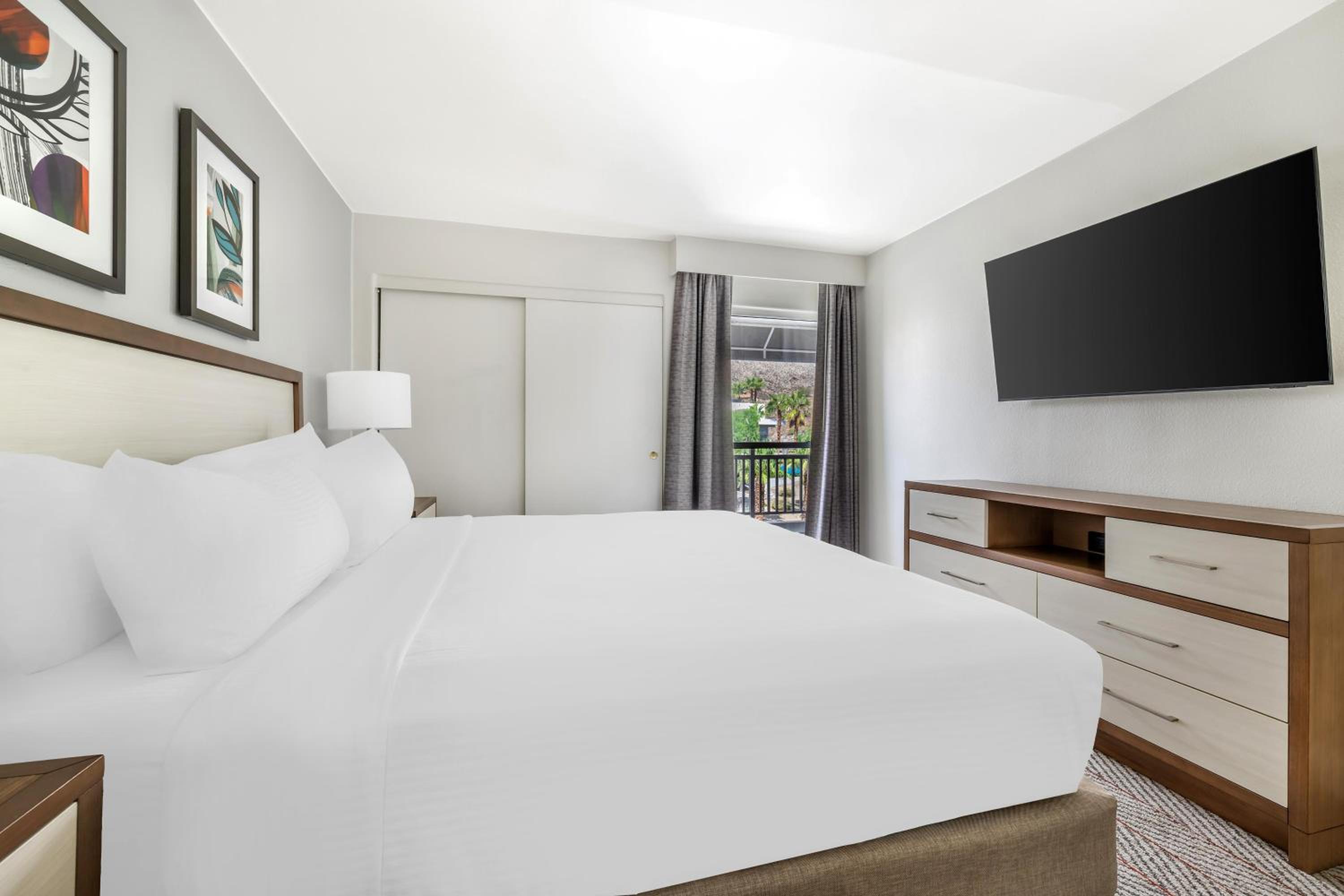 One-Bedroom King Suite with Bath Tub - Mobility Access - Photo 2