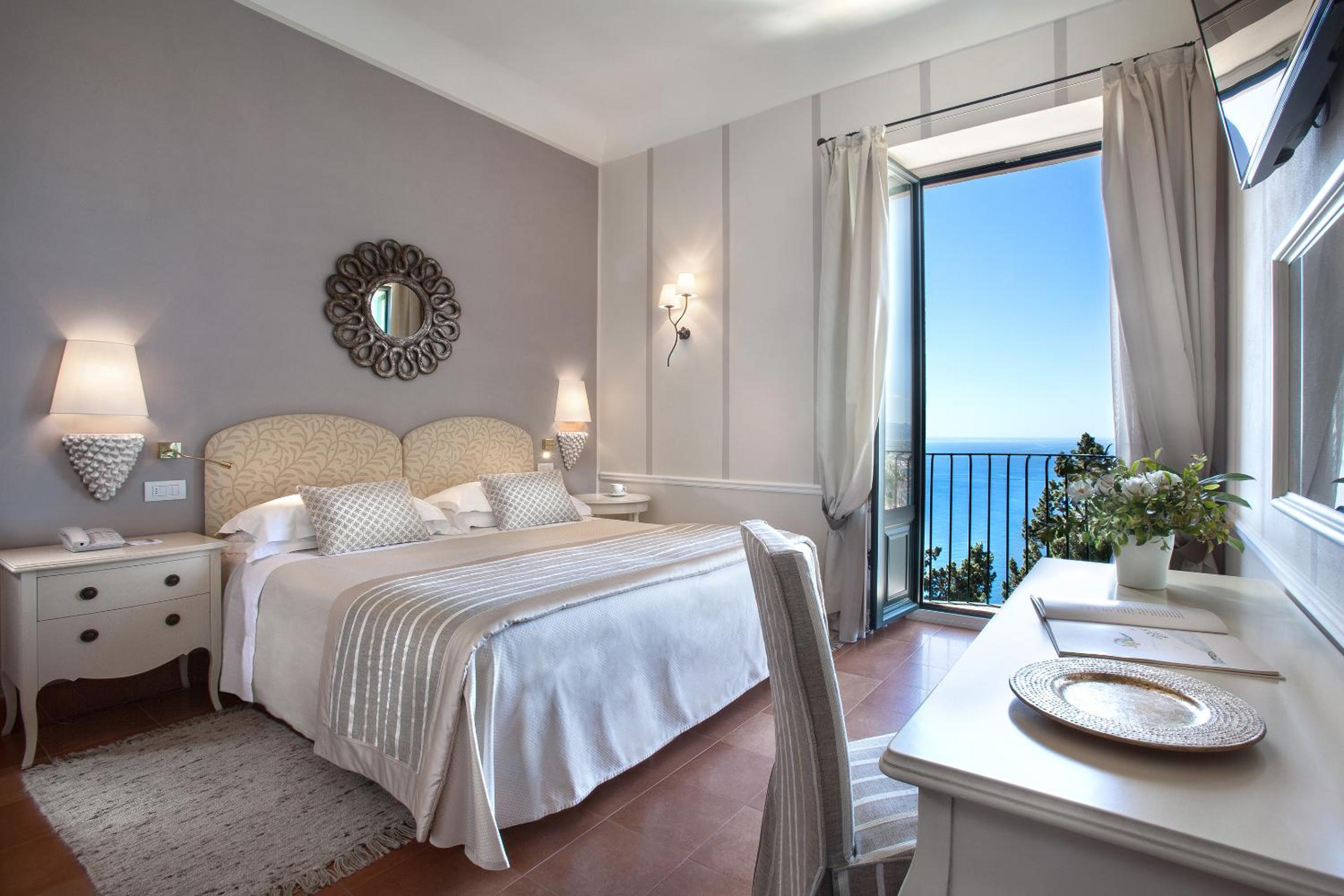 Double or Twin Room with Sea View - Photo 10