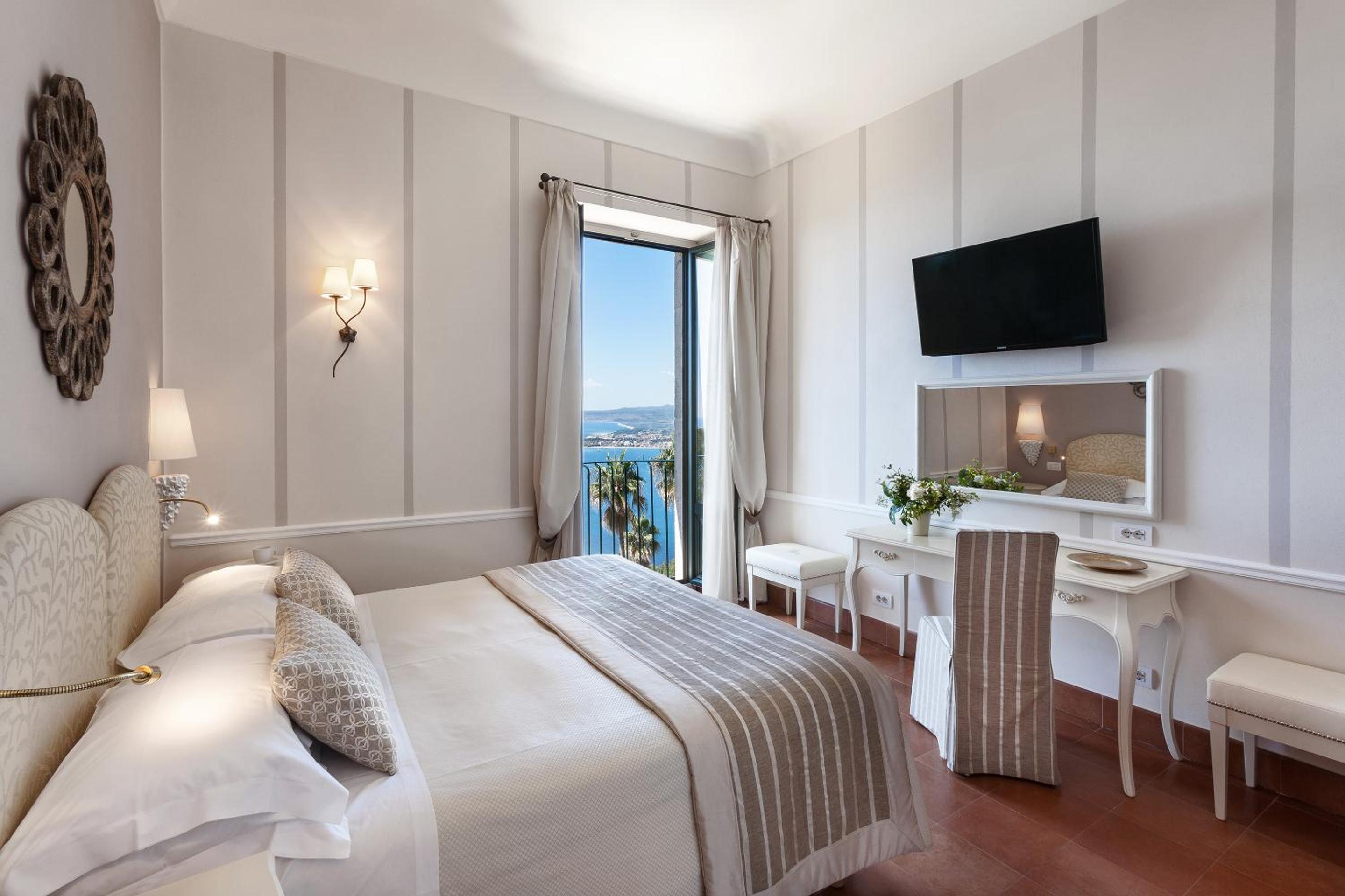 Double or Twin Room with Sea View - Photo 7