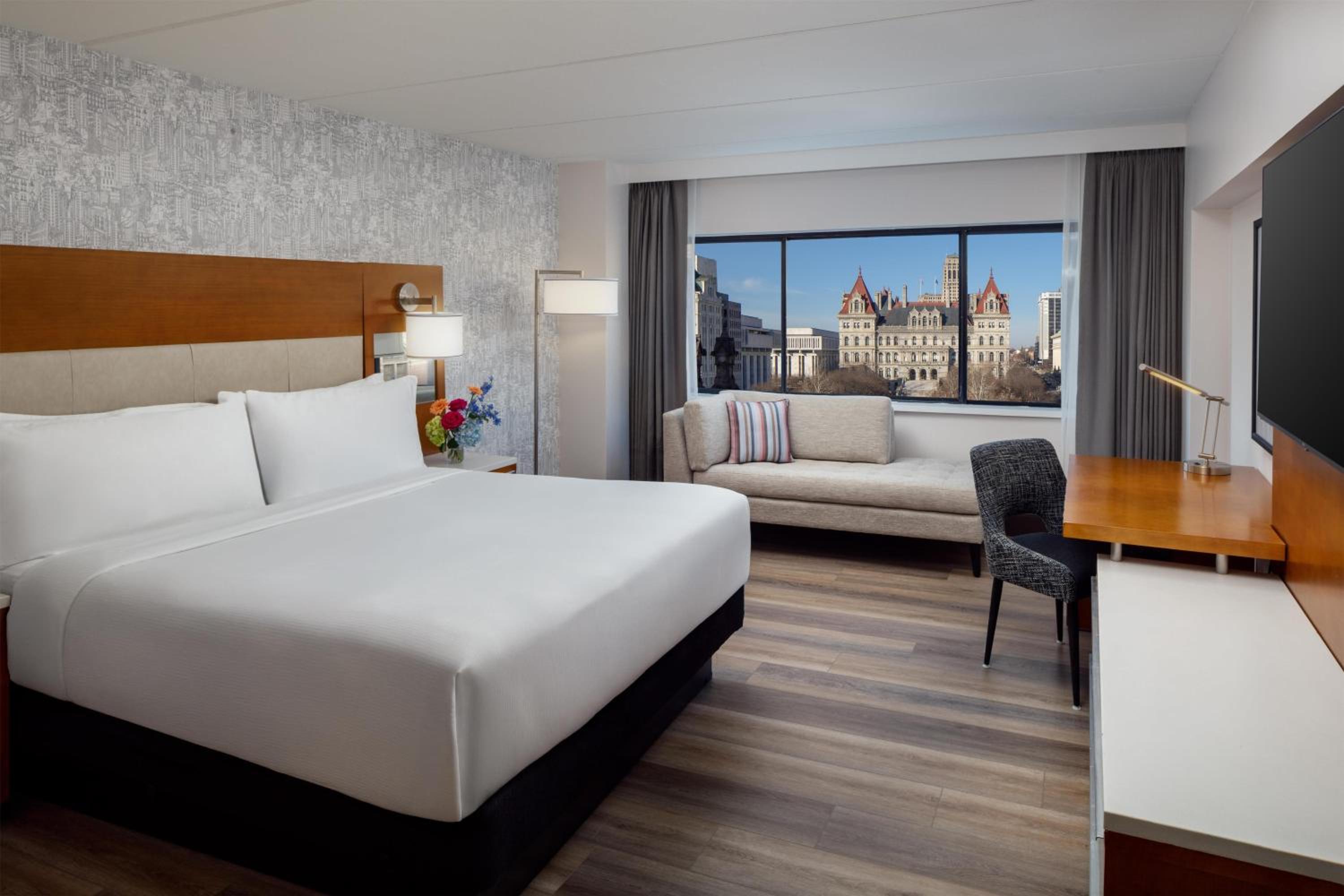 King Room on Executive Level with Bath Tub – Mobility Accessible - Photo 2