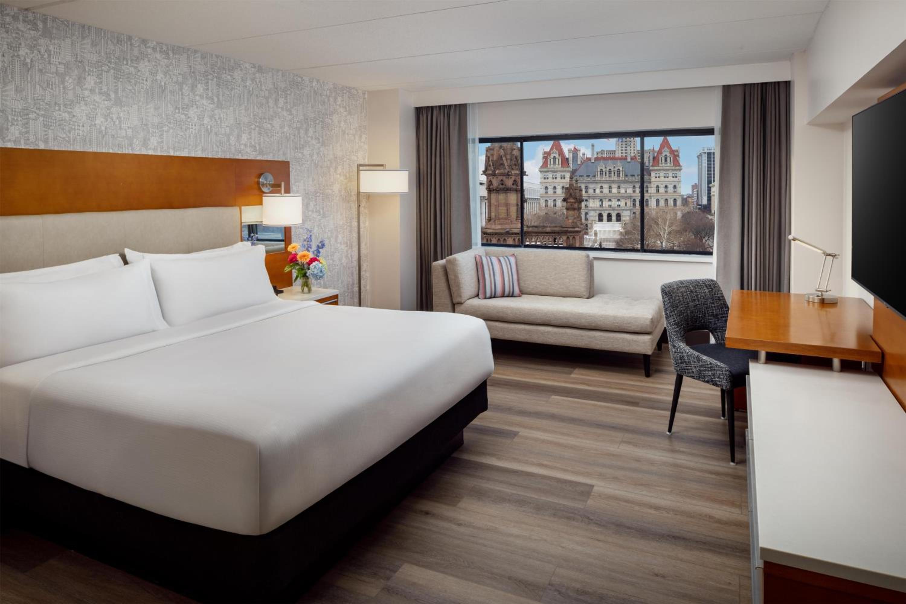 King Room on Executive Level with Bath Tub – Mobility Accessible - Photo 3