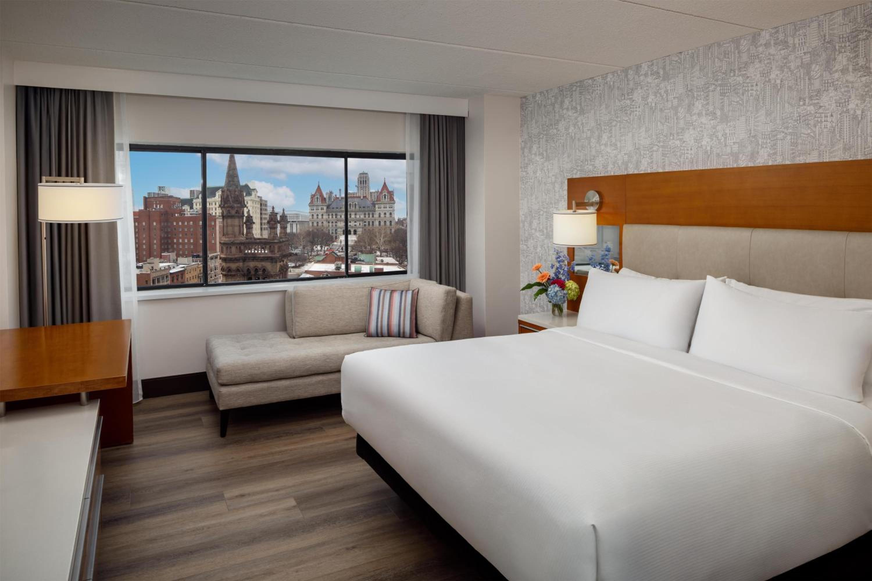 King Room on Executive Level with Bath Tub – Mobility Accessible - Photo 4