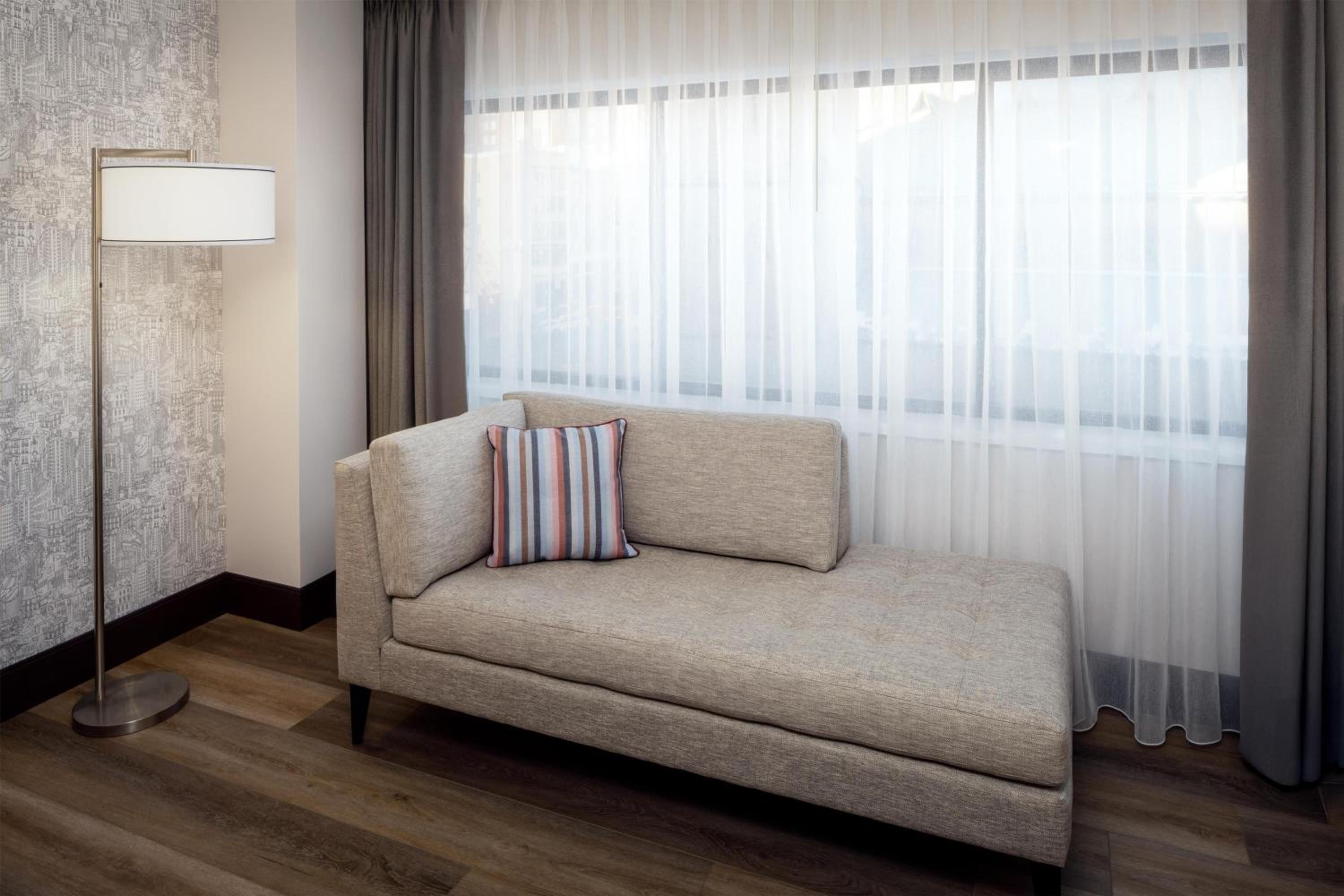 King Room on Executive Level with Bath Tub – Mobility Accessible - Photo 5