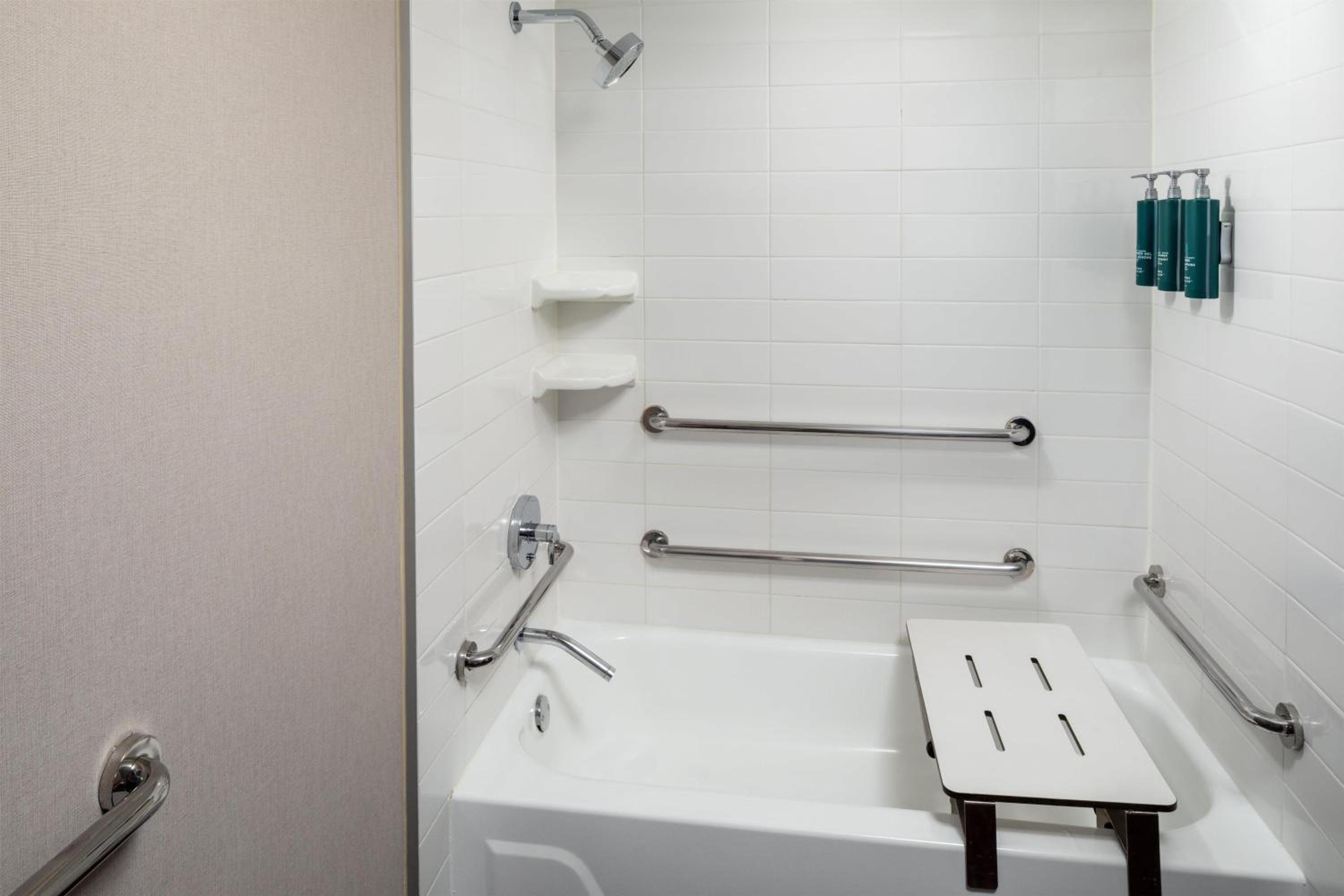 King Room on Executive Level with Bath Tub – Mobility Accessible - Photo 6