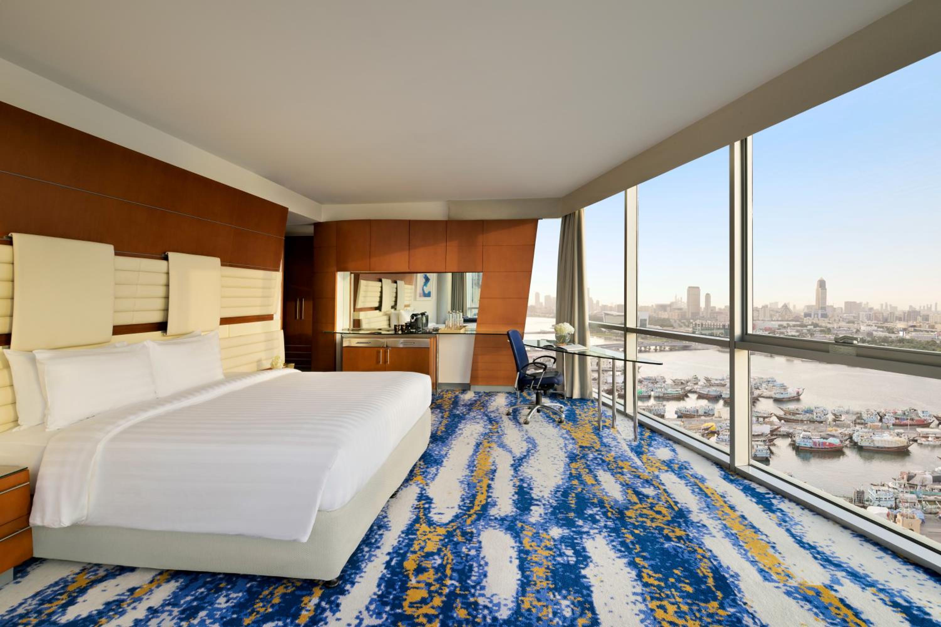 Executive King Room thumbnail 5