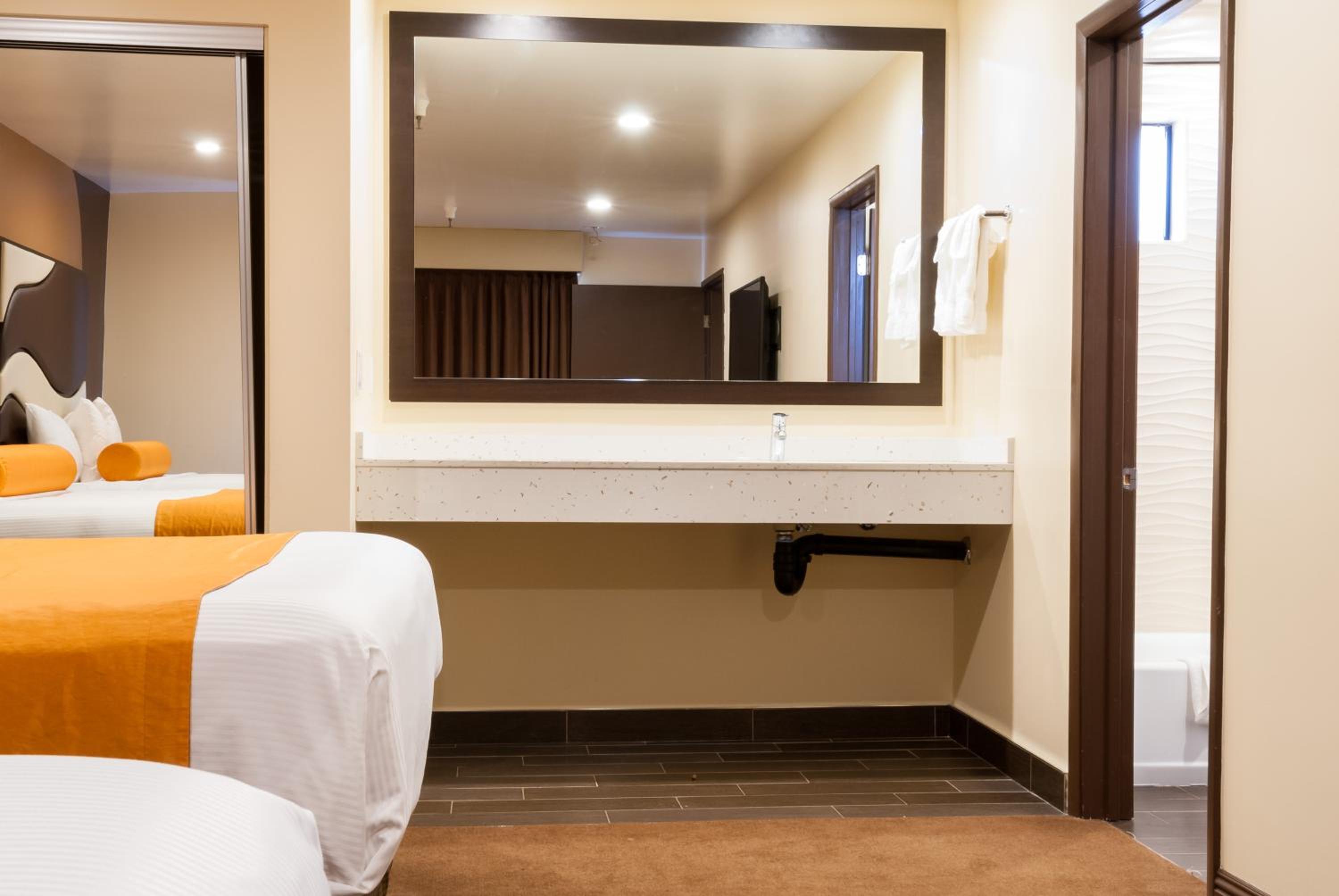 Queen Room with Two Queen Beds - Photo 4