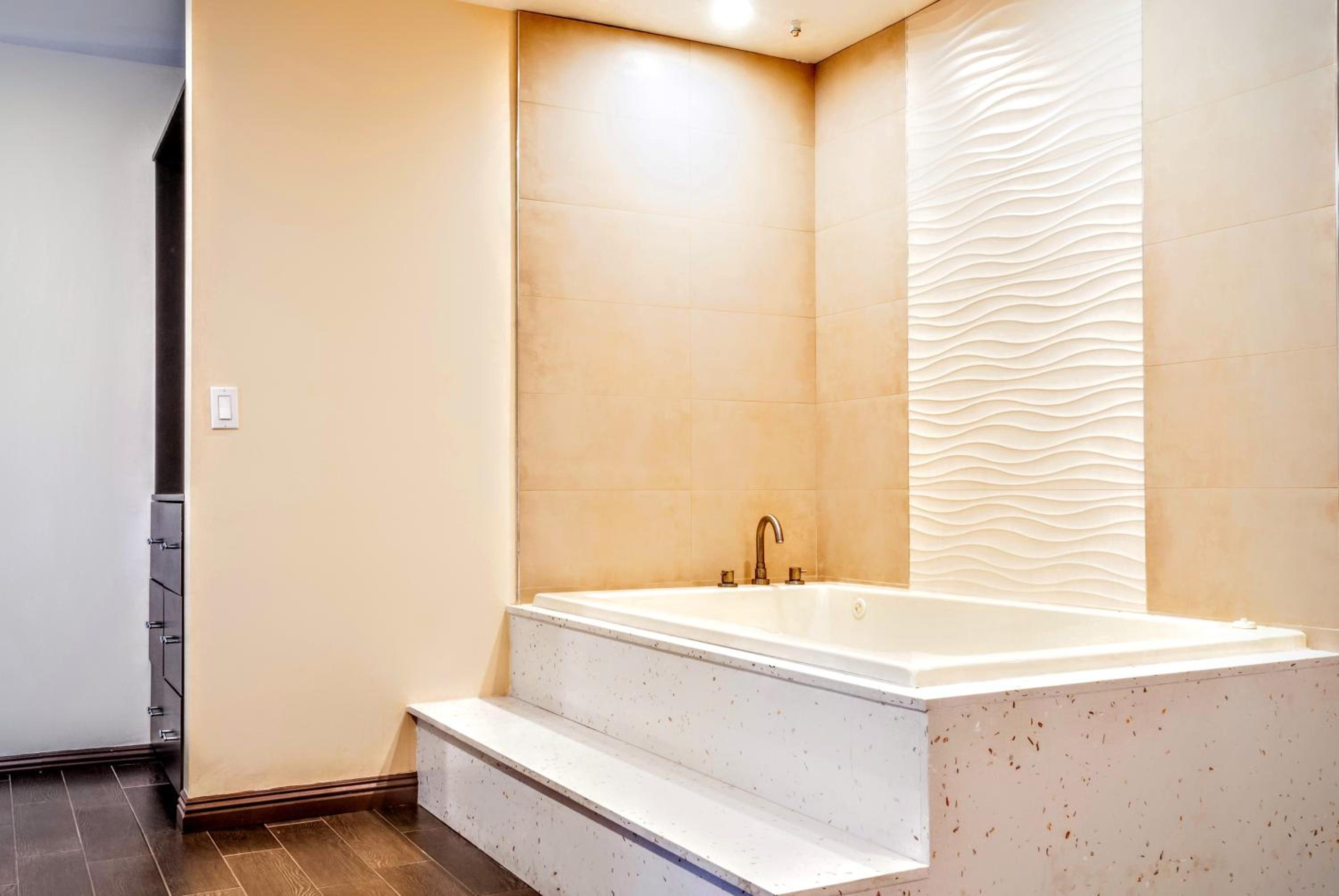 King Suite with Spa Bath - Photo 6