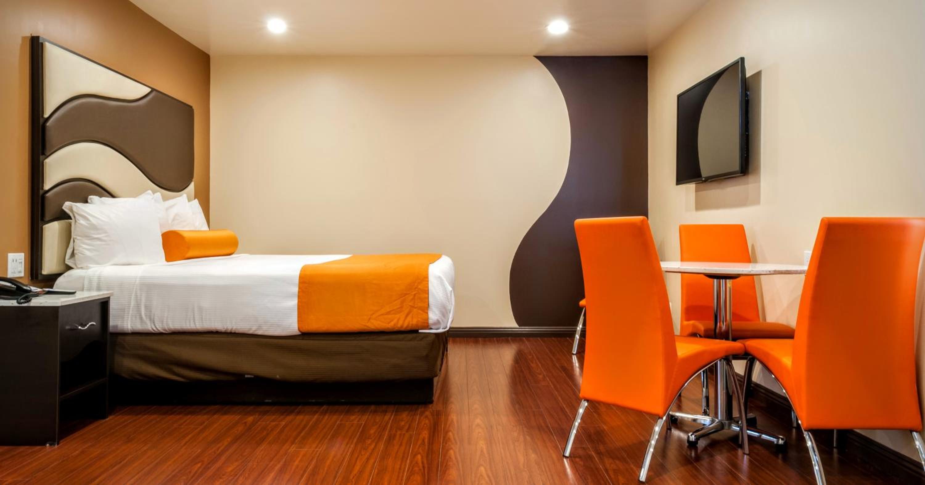 King Suite with Spa Bath - Photo 1