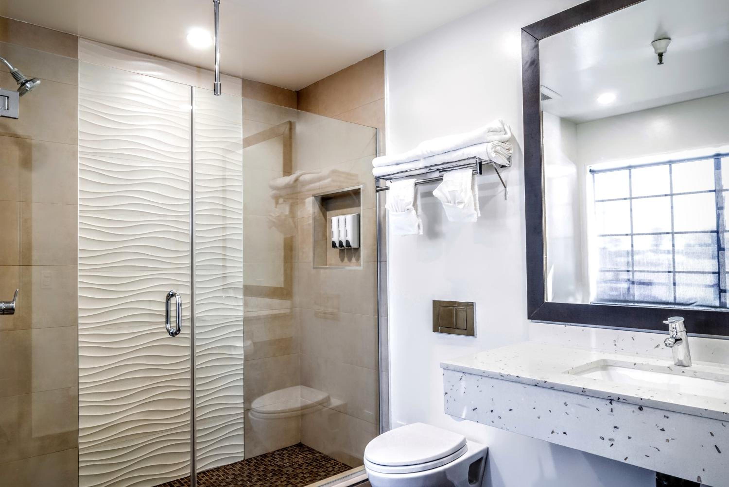 King Suite with Spa Bath - Photo 2