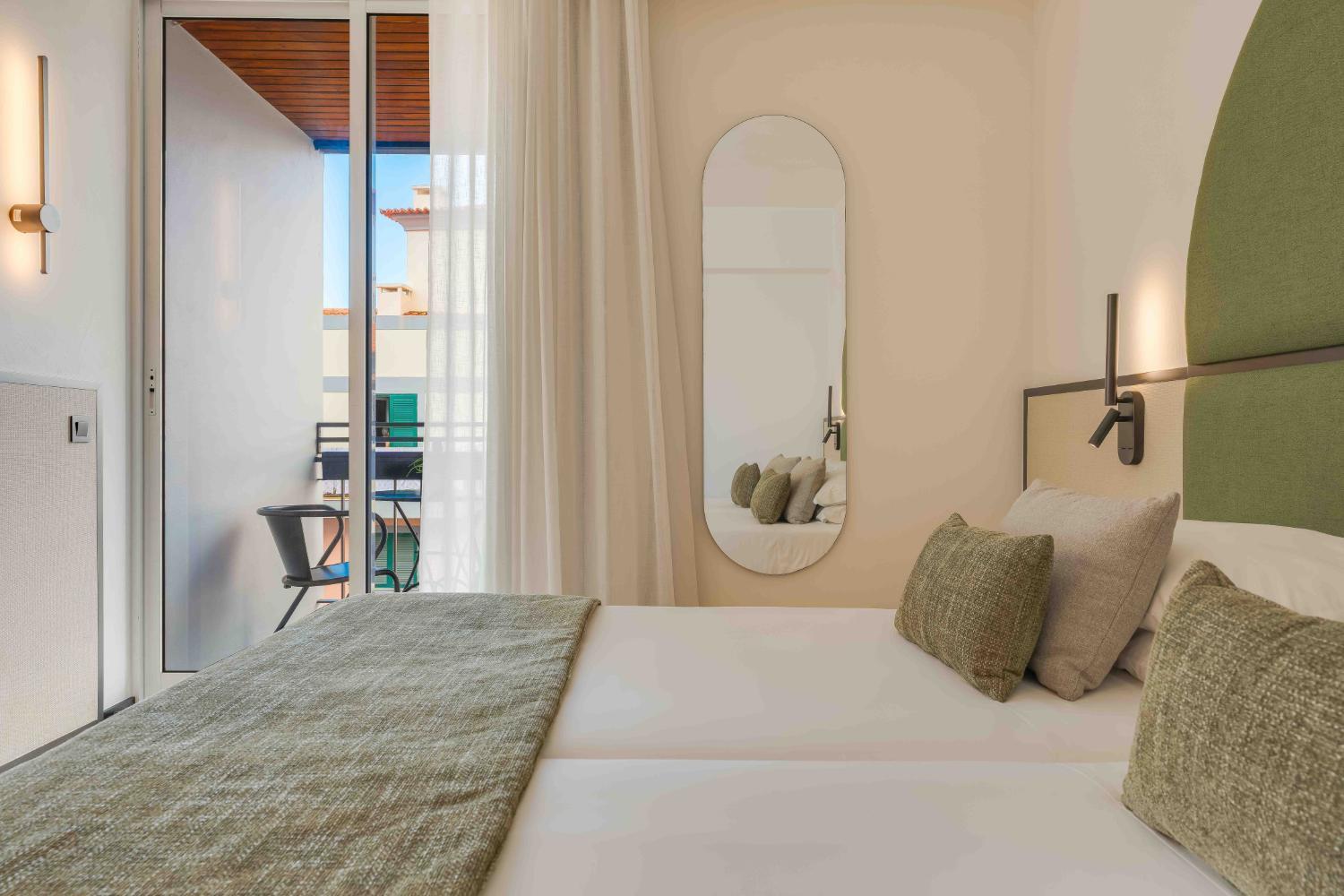 Twin Room with Balcony - Photo 3