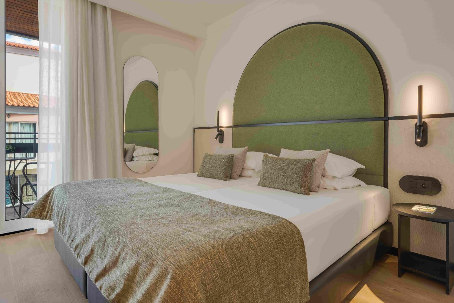 Twin Room with Balcony - Photo 4