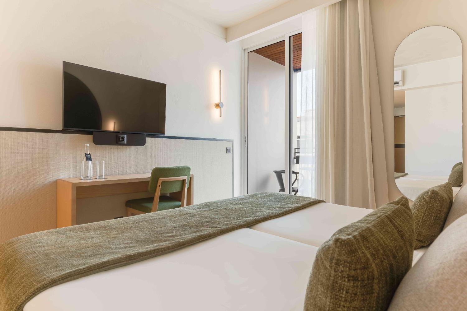 Twin Room with Balcony - Photo 5