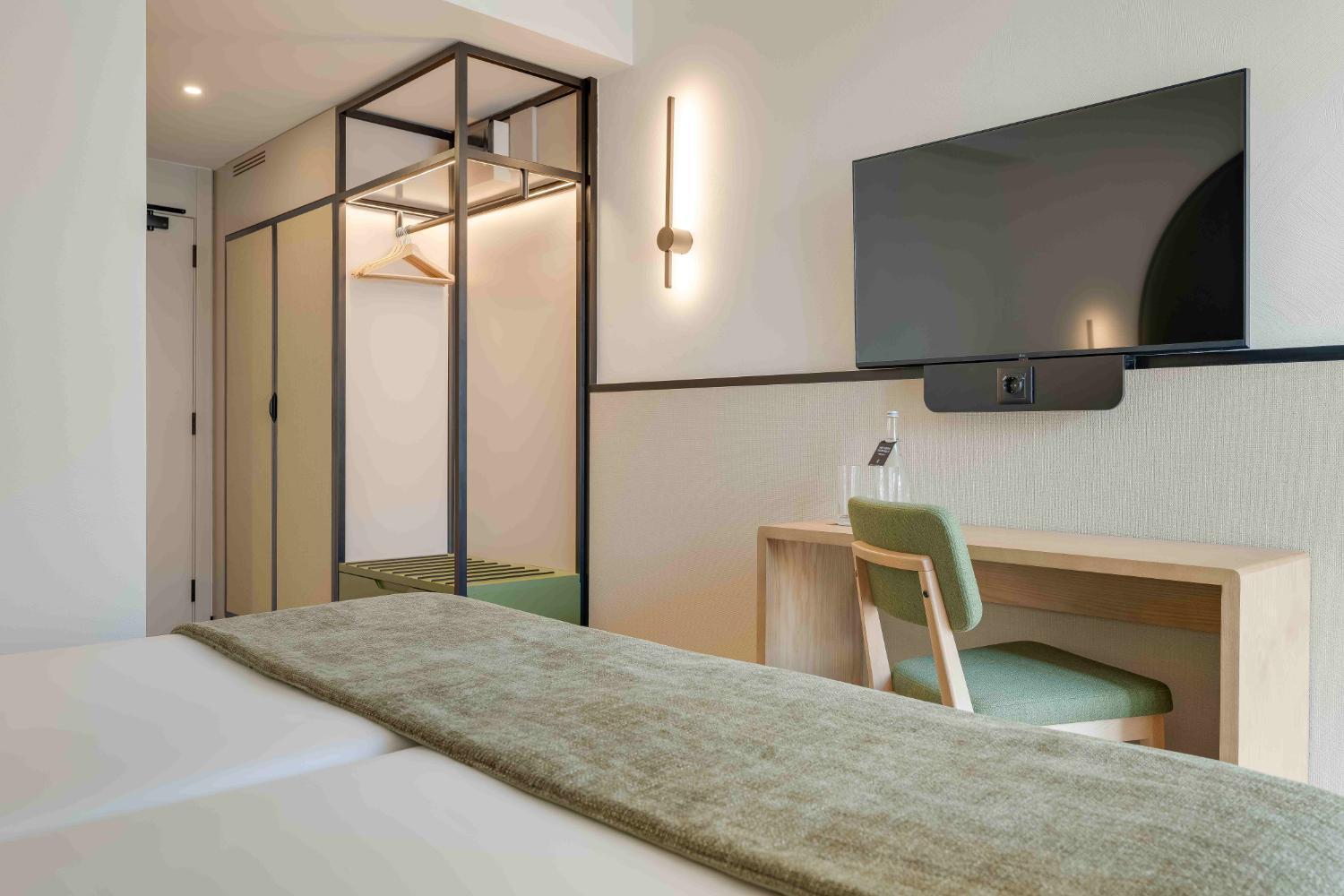 Twin Room with Balcony - Photo 6