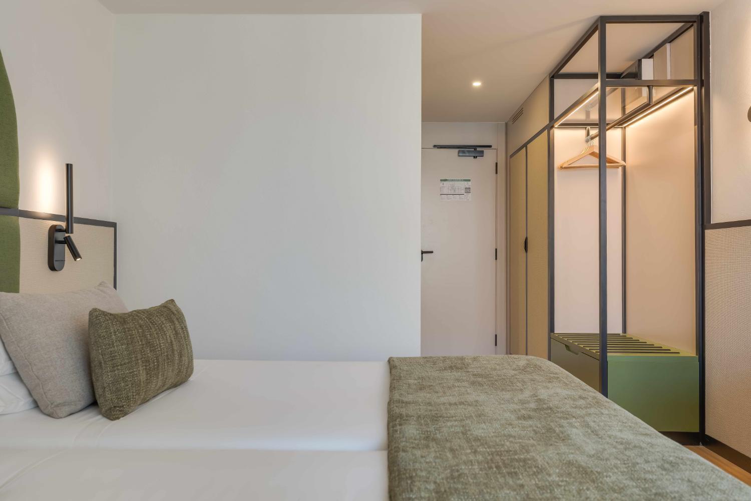 Twin Room with Balcony - Photo 7