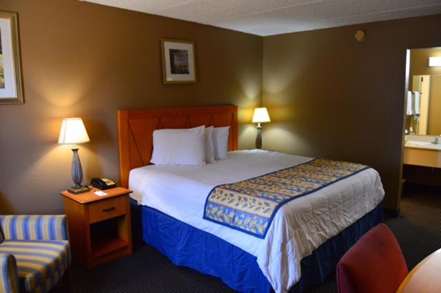 King Room - Non-Smoking - Photo 2