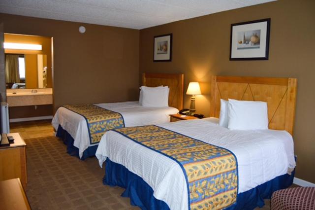 Queen Room with Two Queen Beds - Smoking - Photo 2