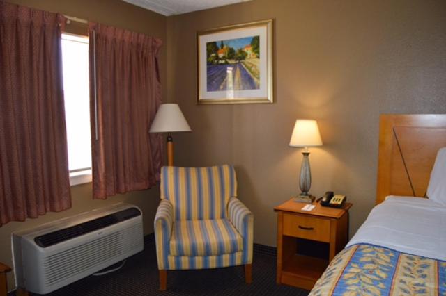 King Room - Non-Smoking - Photo 11