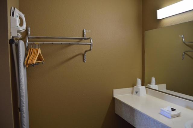 King Room - Non-Smoking - Photo 8