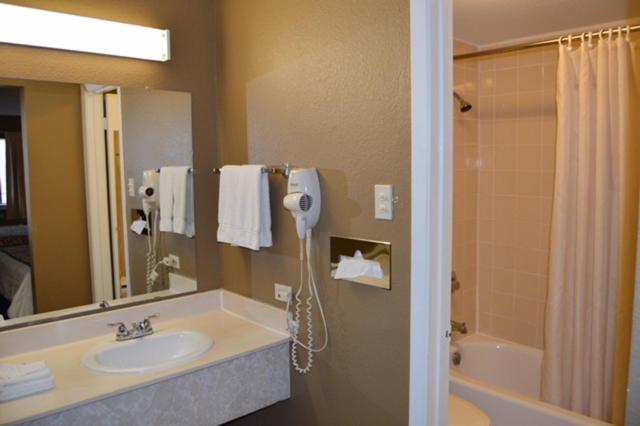 King Room - Non-Smoking - Photo 9