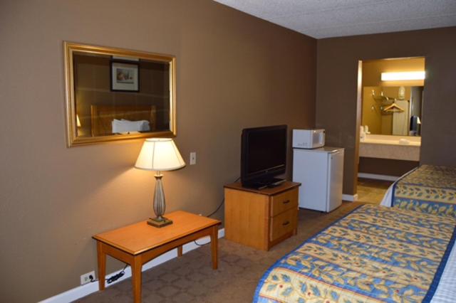 Queen Room with Two Queen Beds - Smoking - Photo 9