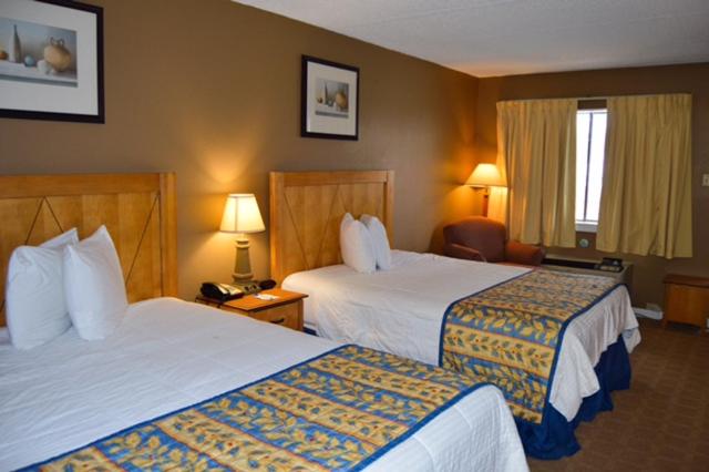 Queen Room with Two Queen Beds - Smoking - Photo 3