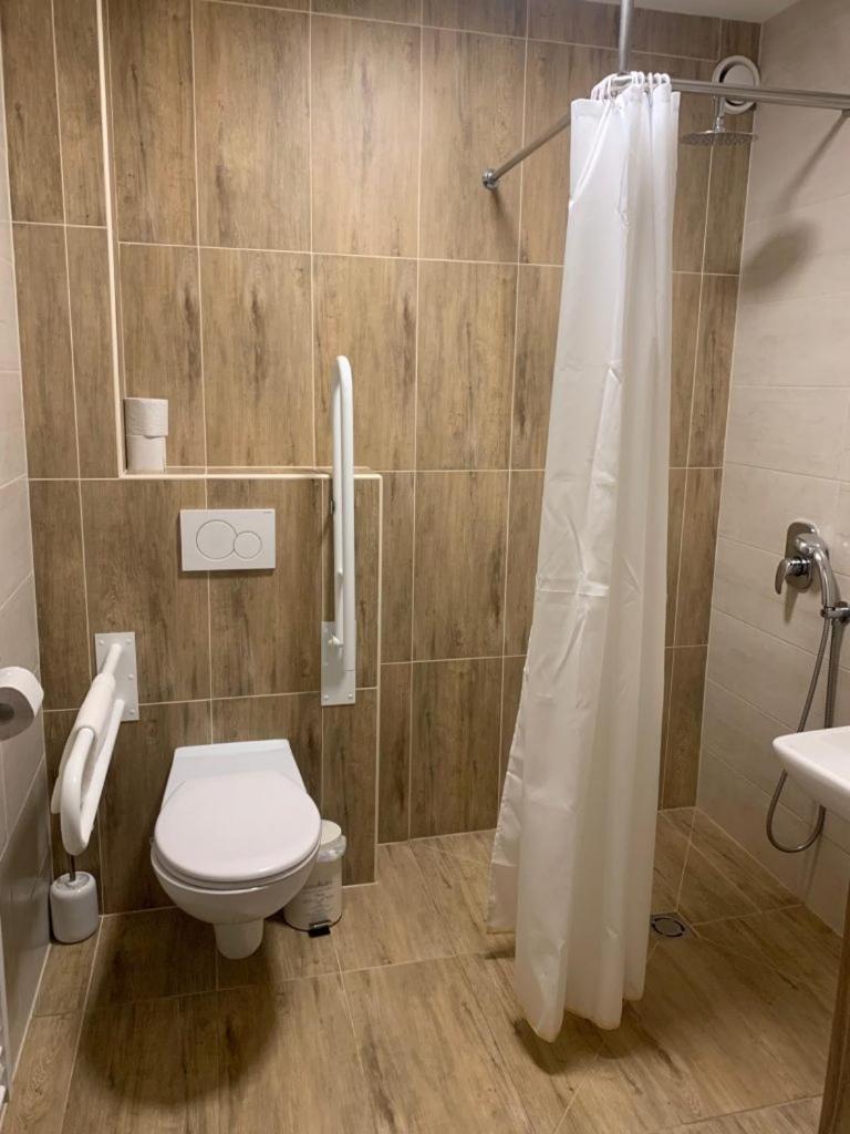 King Room with Roll-In Shower - Disability Access photo 1