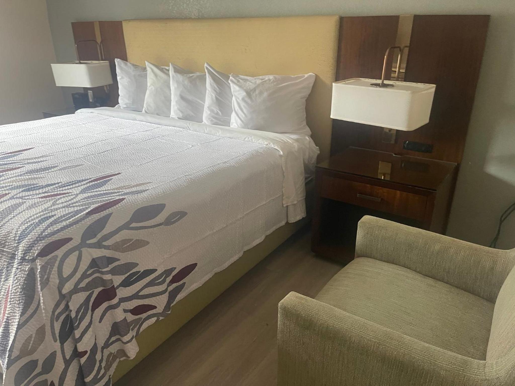 Newly Renovated Red Roof Inn & Suites Hinesville with breakfast, Zdjęcie 5