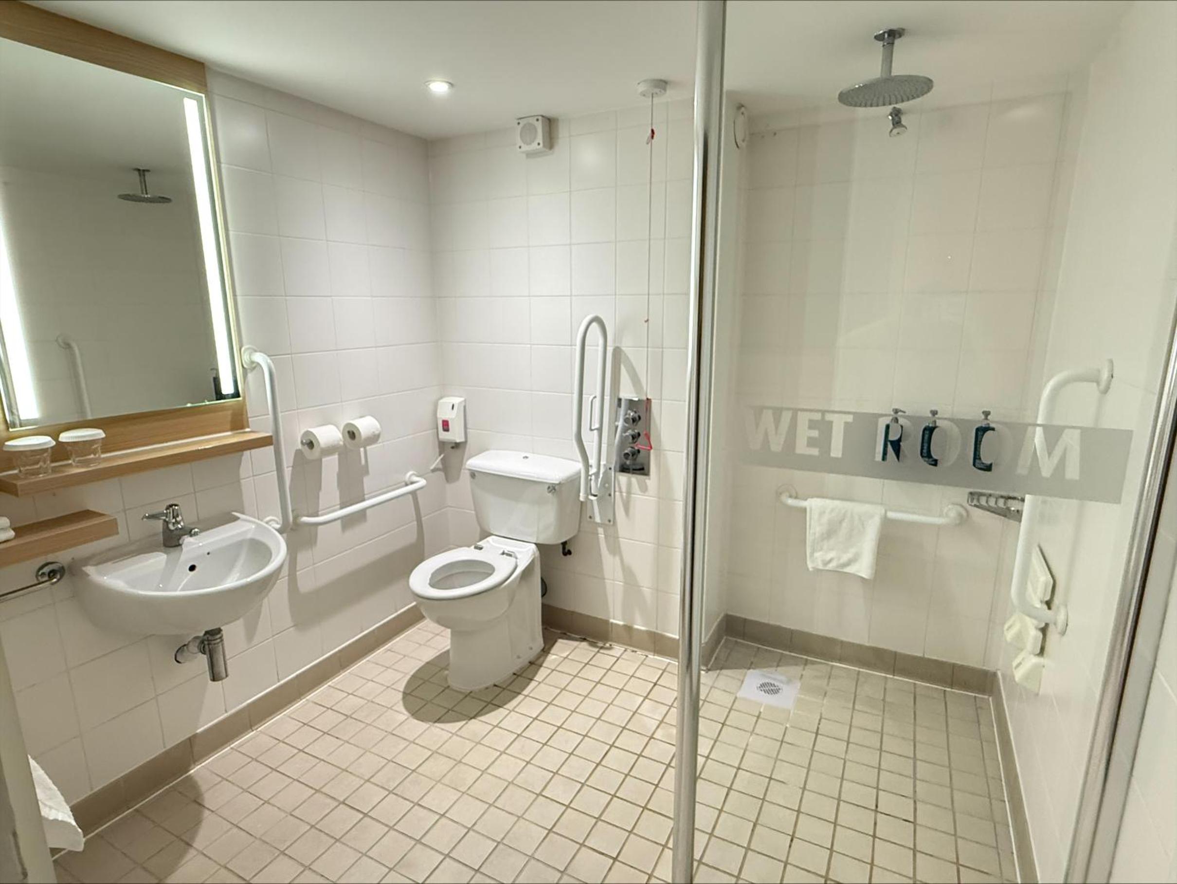 Deluxe Double Room with Two Double Beds - Mobility Accessible photo 2