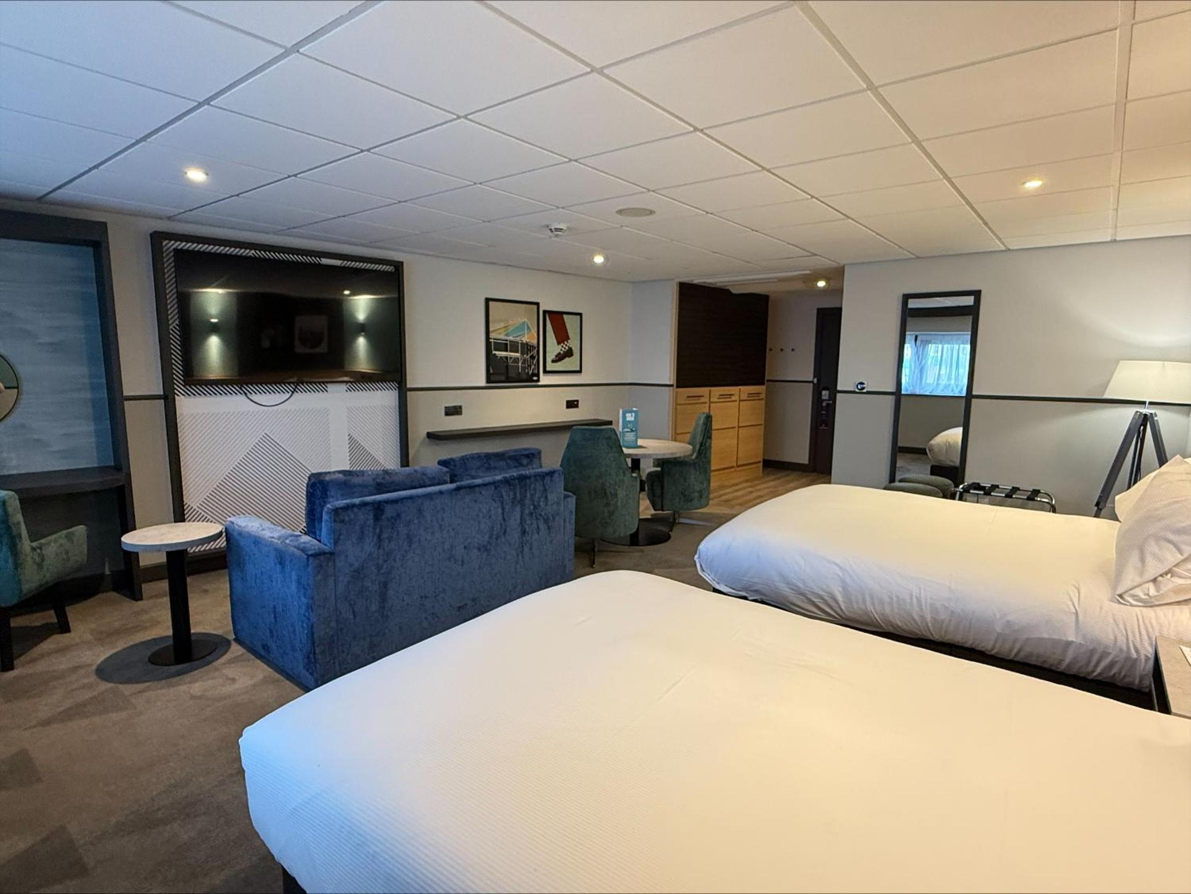 Deluxe Double Room with Two Double Beds - Mobility Accessible photo 3