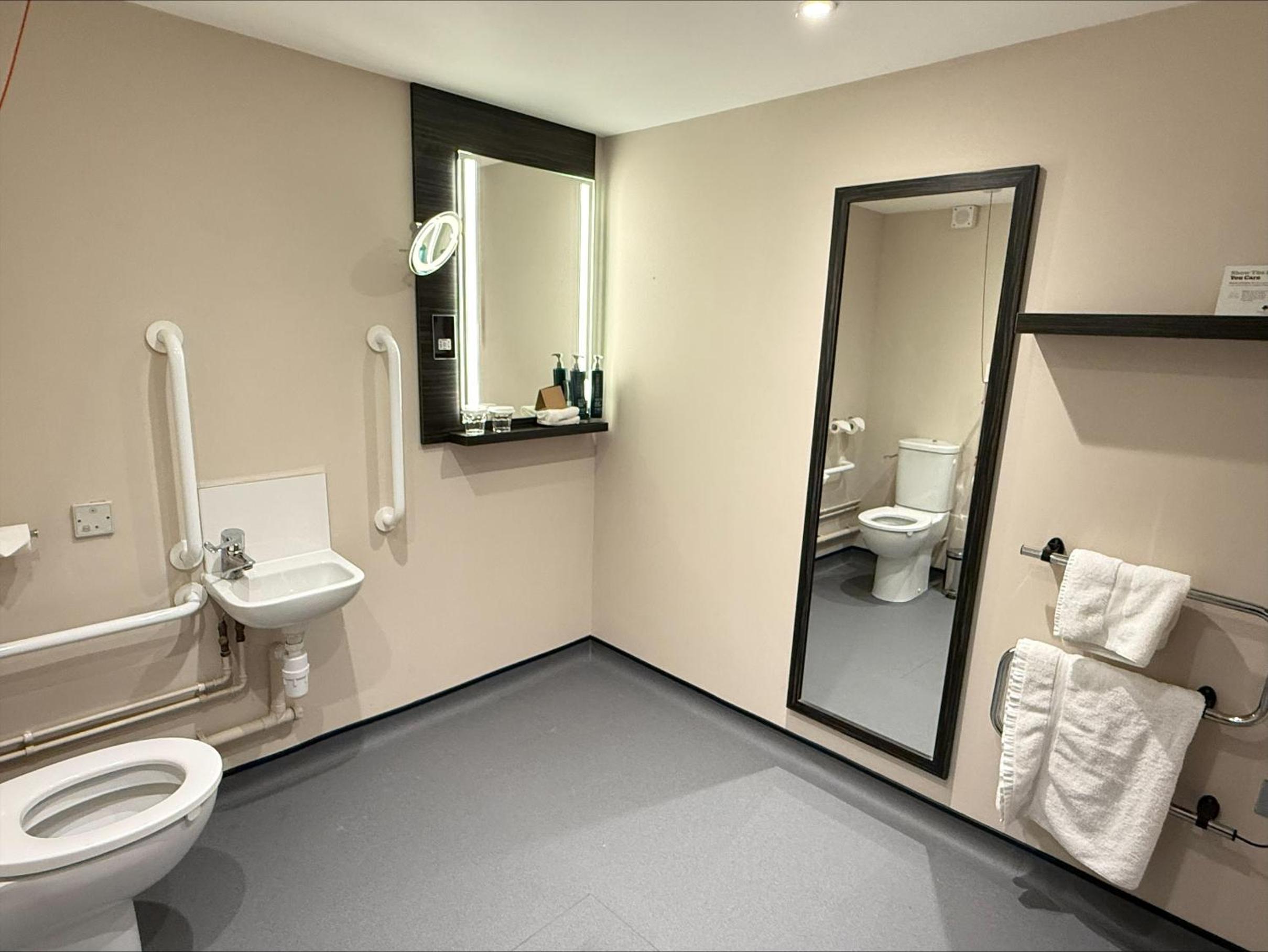 Queen Room - Mobility Access photo 2