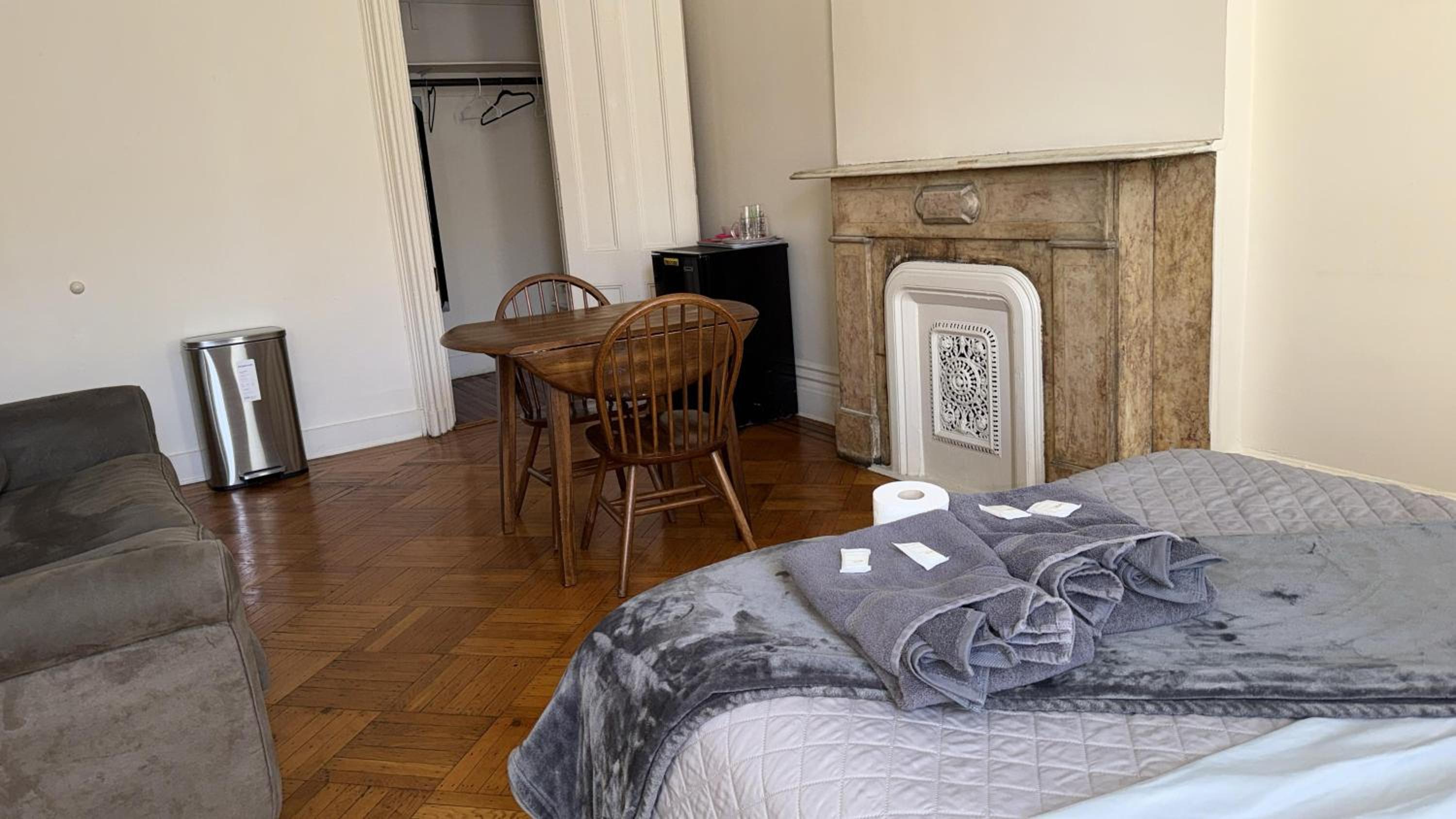 Double Room with Shared Bathroom photo 3