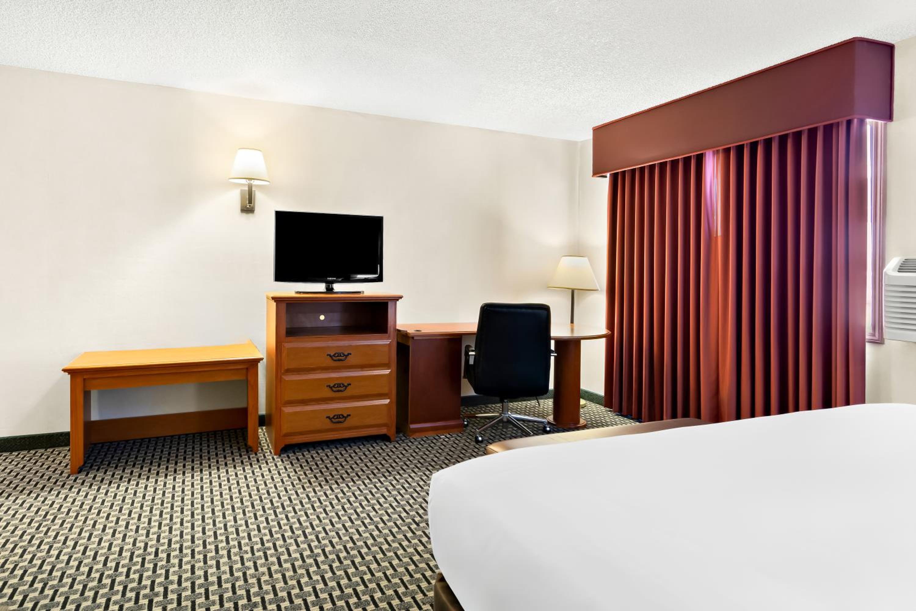 Efficiency King Suite with King Bed Queen Bed and Living room - Non Smoking photo 2
