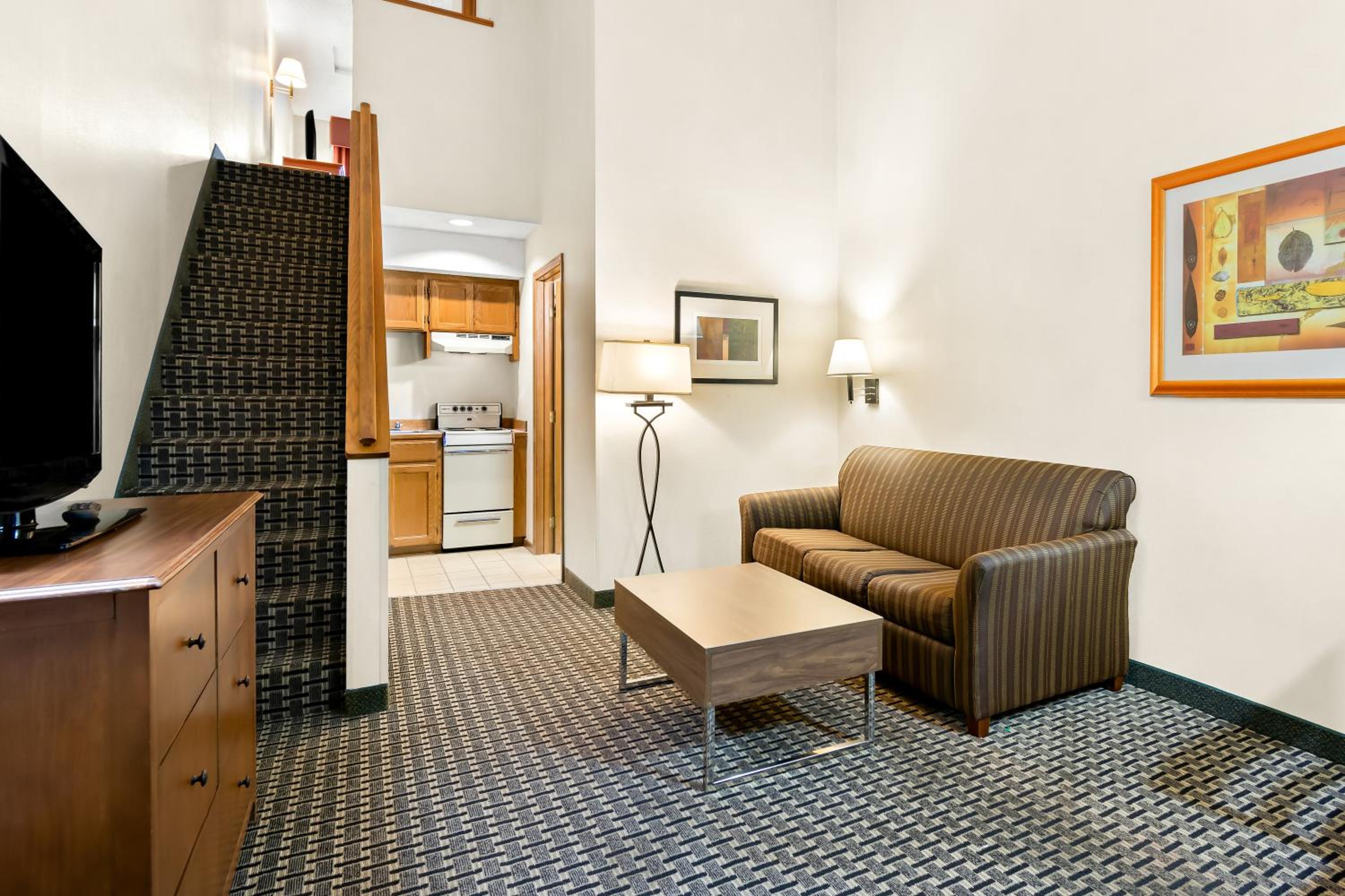 Efficiency King Suite with King Bed Queen Bed and Living room - Non Smoking photo 3
