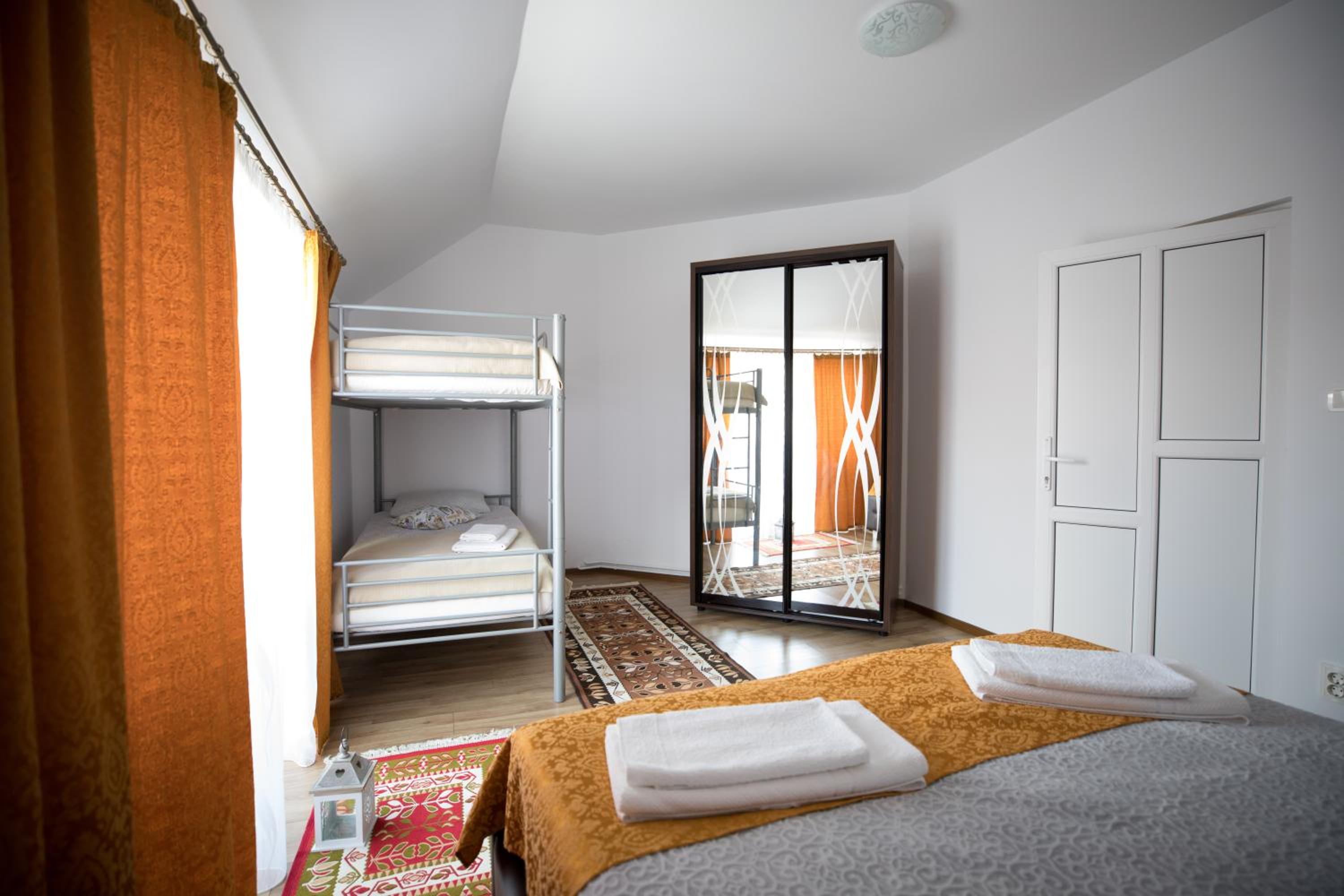 Quadruple Room with Shared Bathroom photo 3