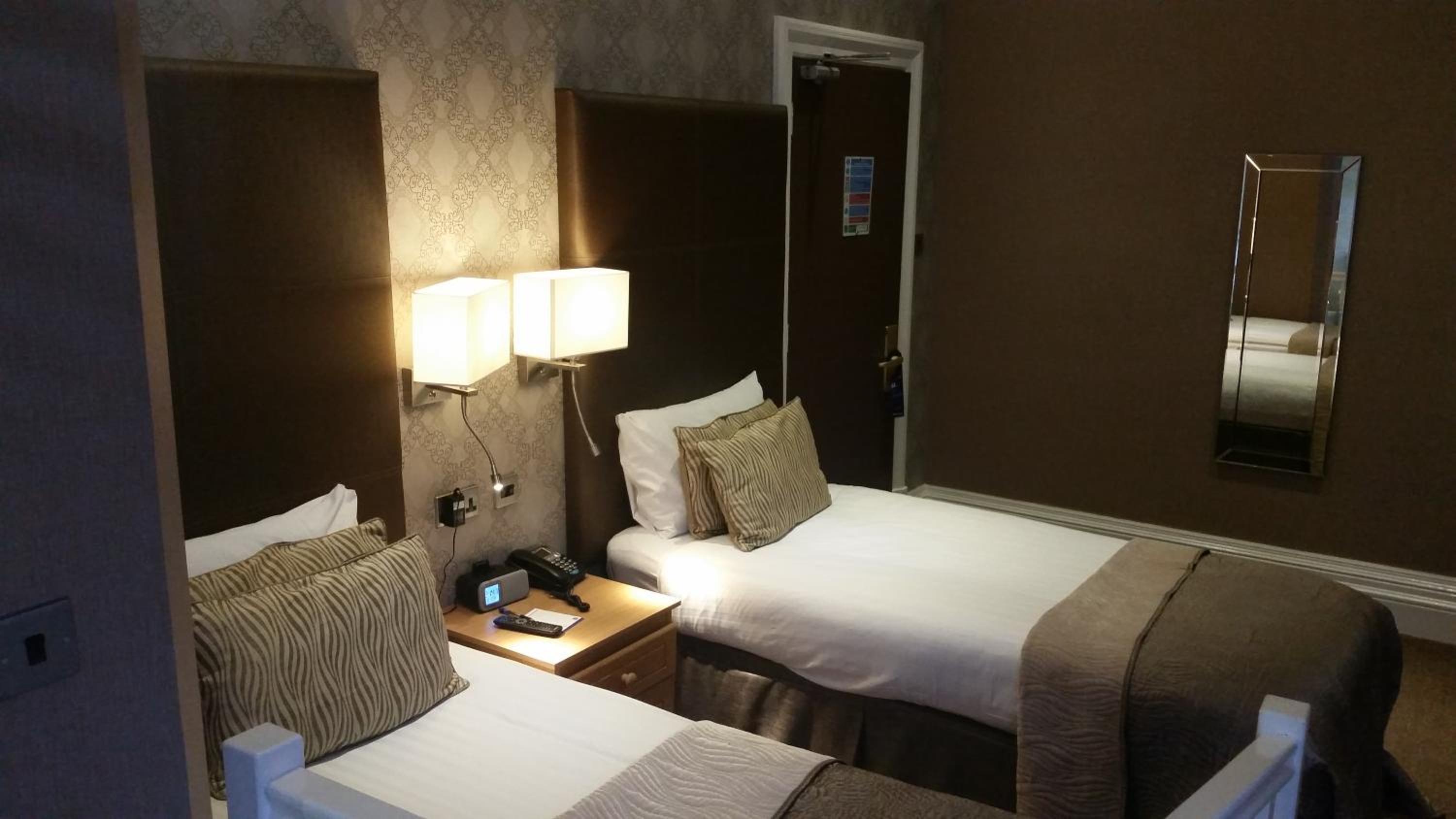 Standard Twin Room - Photo 4