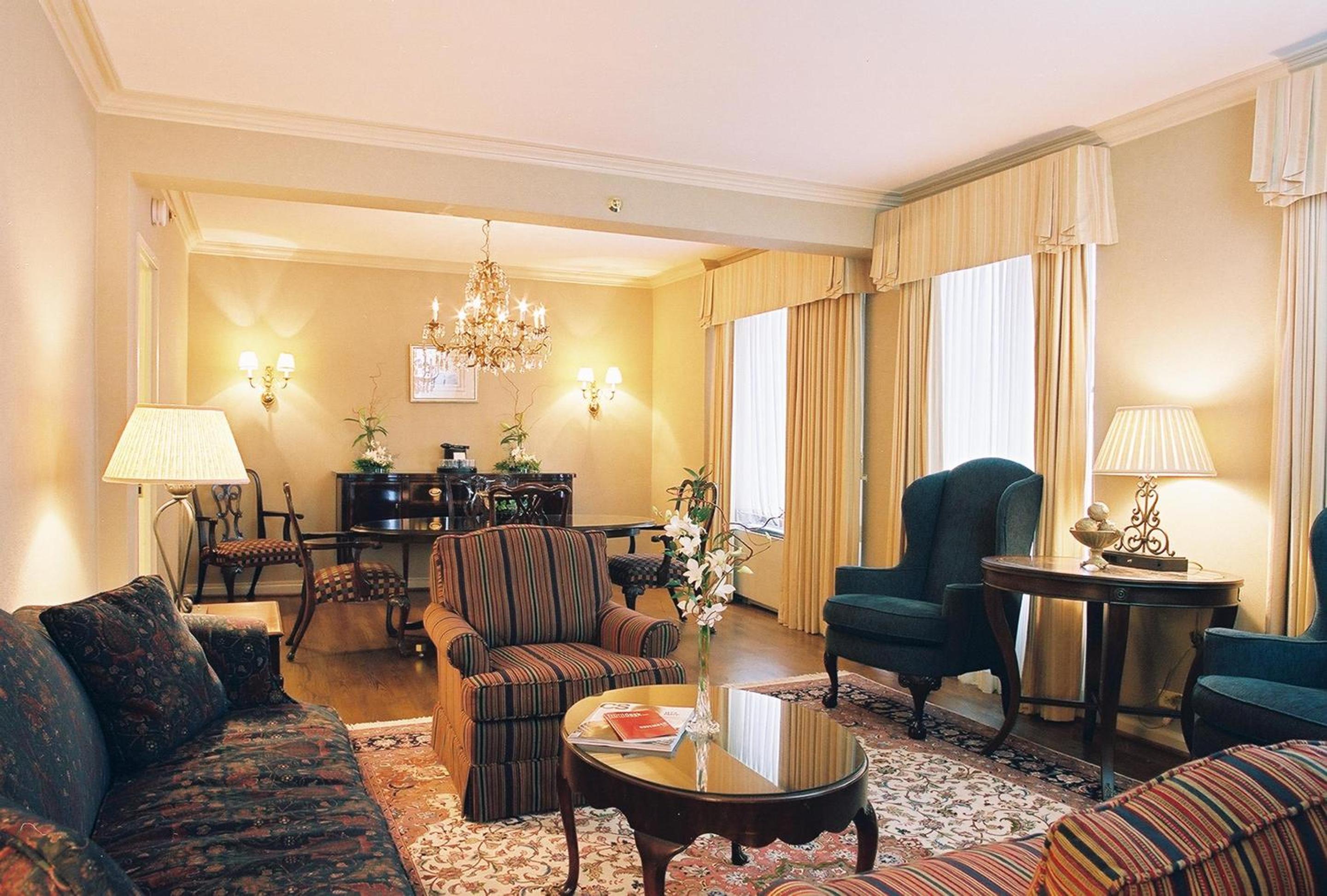 King Suite - Non-Smoking