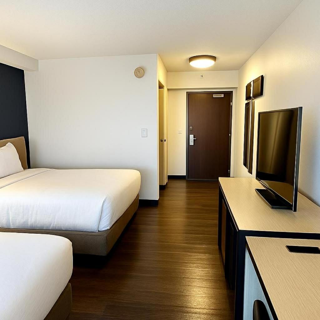 Queen Room with Two Queen Beds photo 2