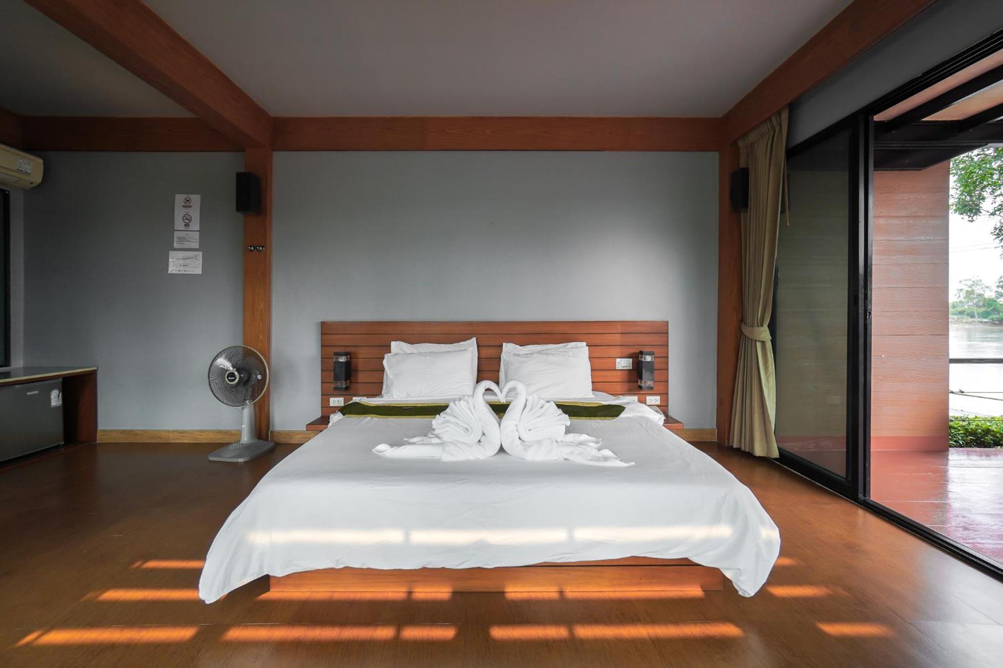 Deluxe King Room photo 2