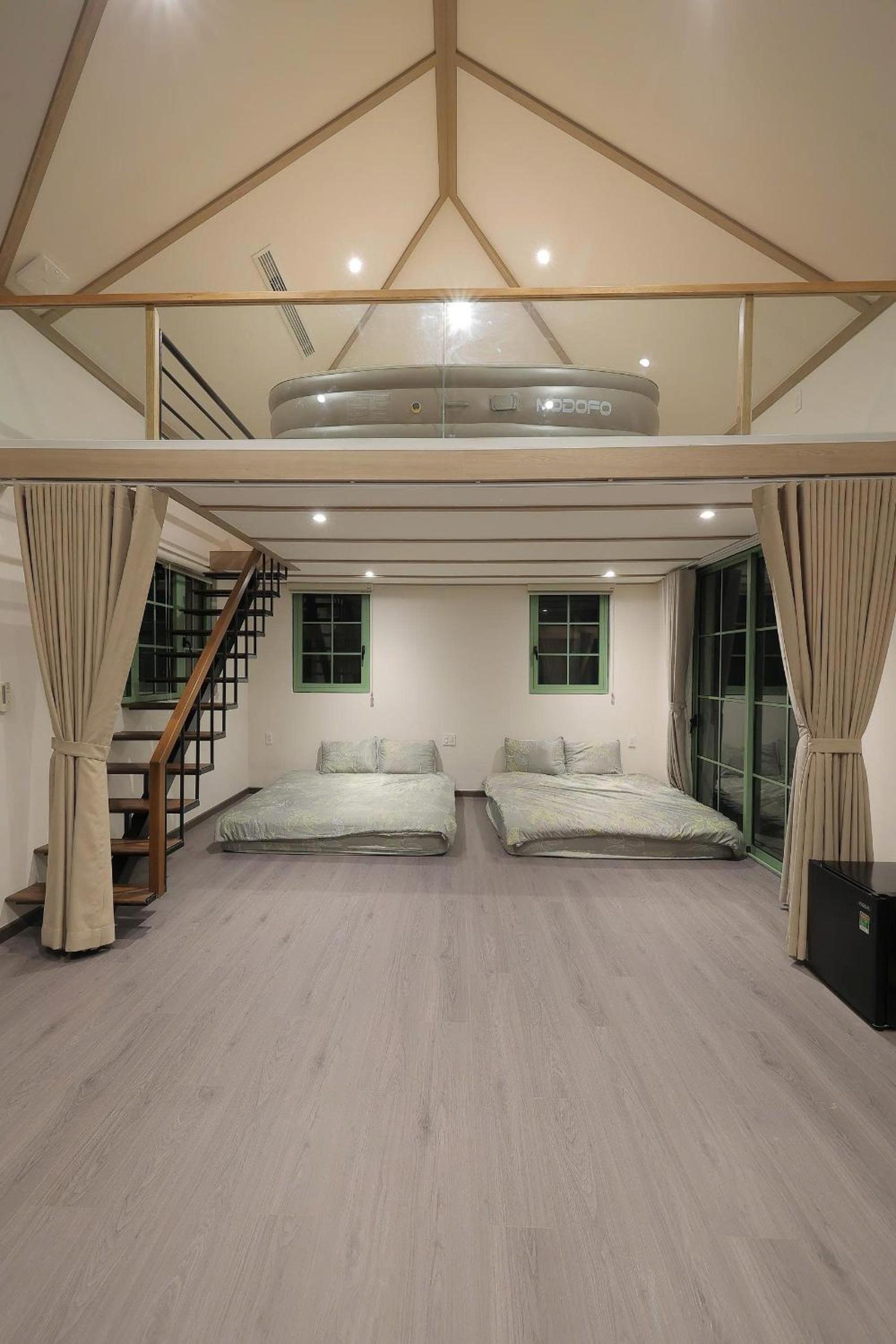 Family Room with Balcony photo 3