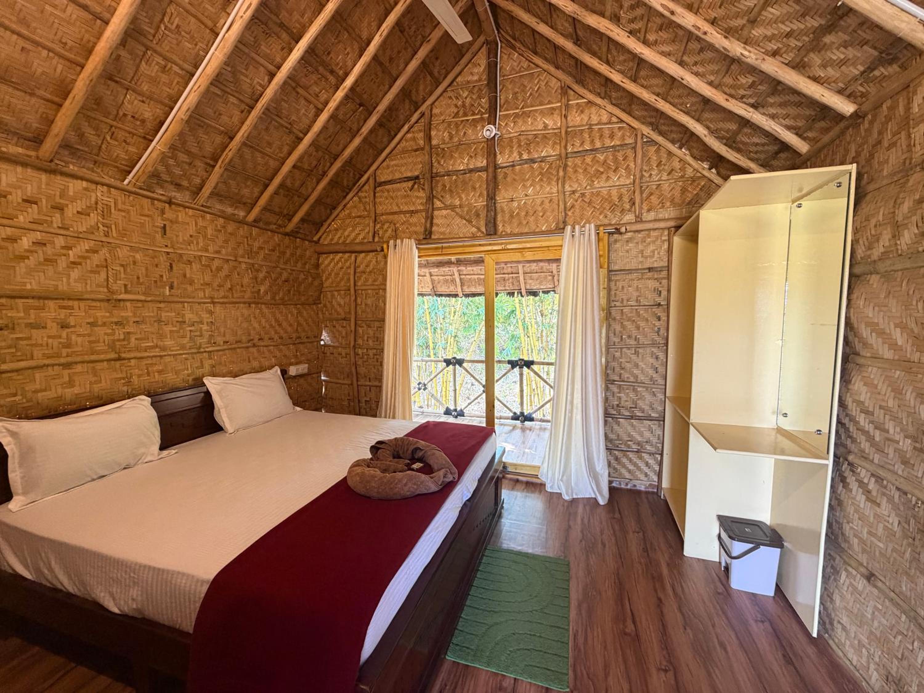 Deluxe Double Room with Balcony photo 2