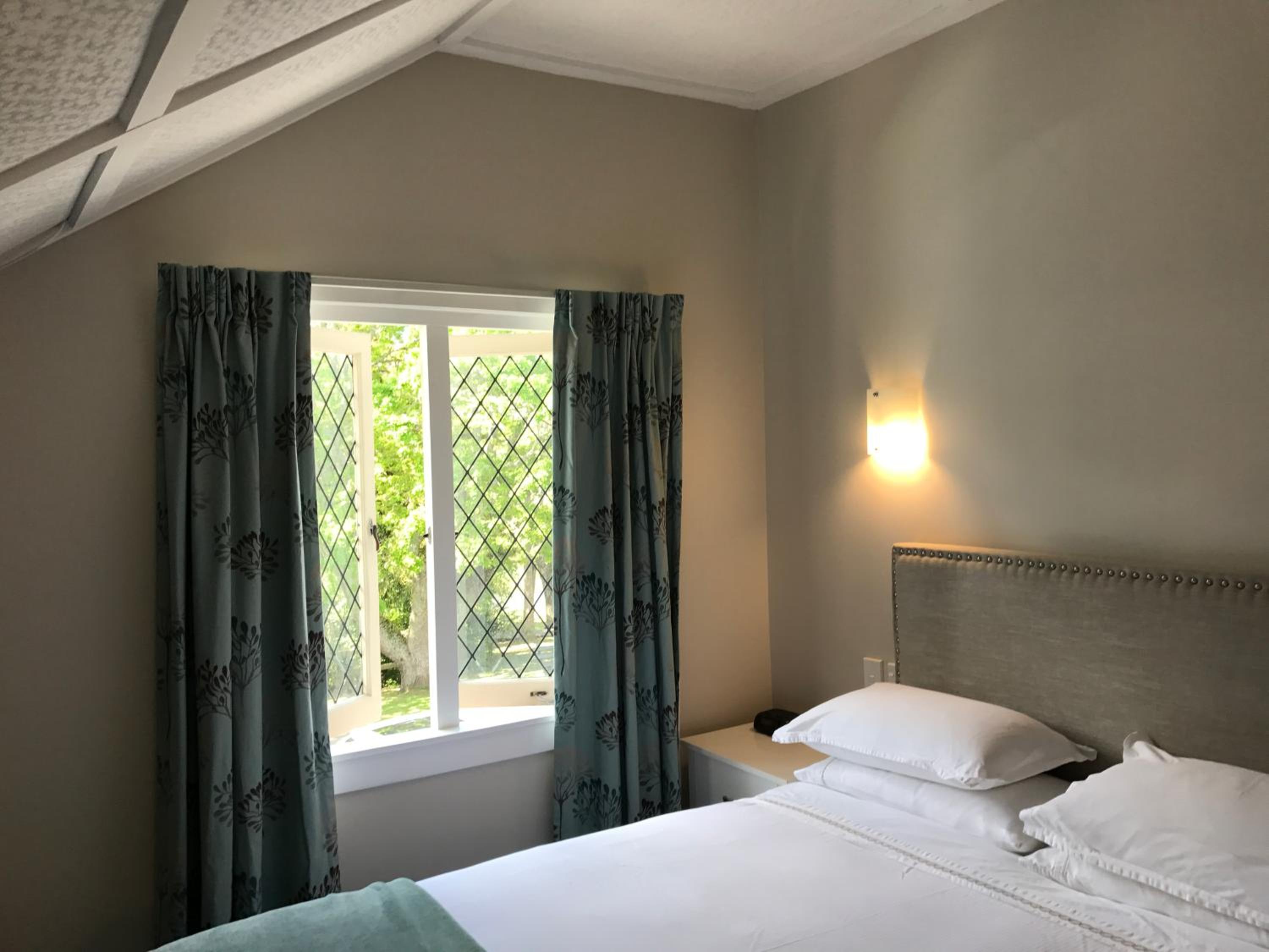 Queen Room photo 2