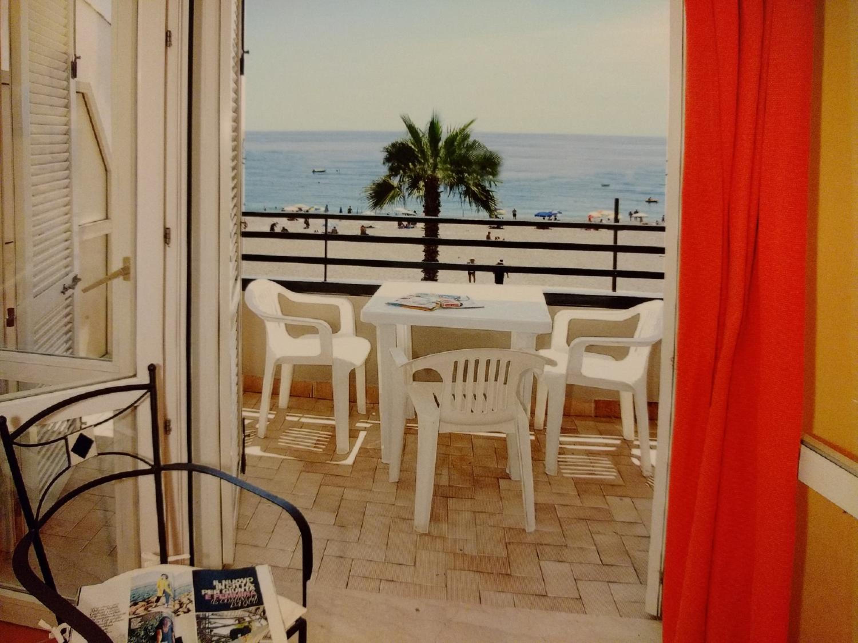 One-Bedroom Apartment Front Sea View photo 2